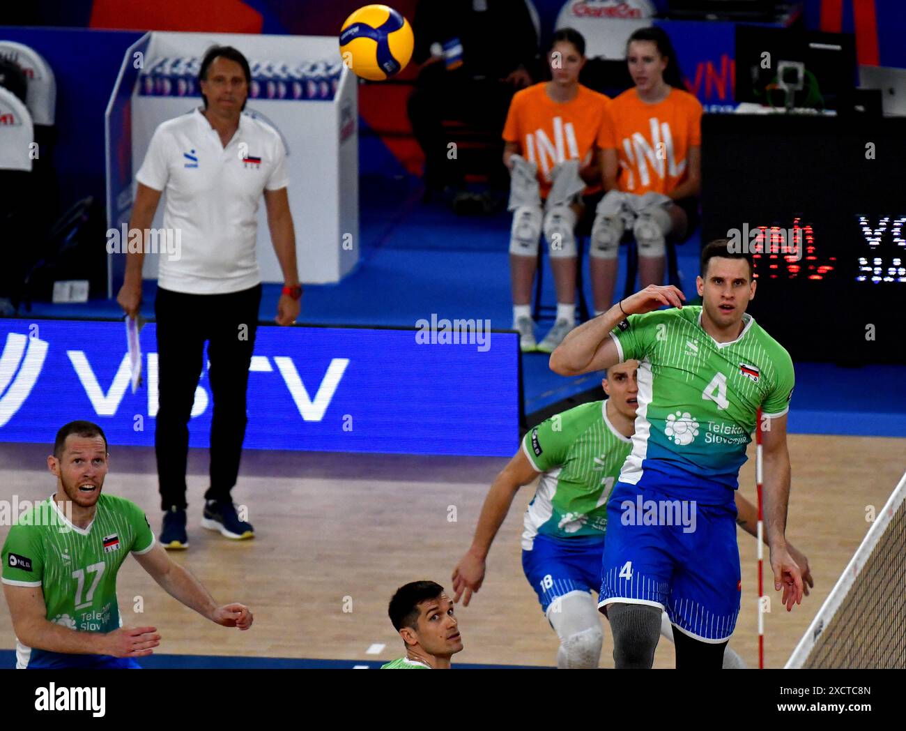 Ljubljana, Slowenien. Juni 2024. Ljubljana, Slowenien, 18. Juni 2024: Jan Kozamernik aus Slowenien (R) in Aktion während des FIVB Men's Volleyball Nations League Spiels zwischen Slowenien und Argentinien in der Arena Stozice, Ljubljana, Slowenien. (Natasa Kupljenik/SPP) Credit: SPP Sport Press Photo. /Alamy Live News Stockfoto