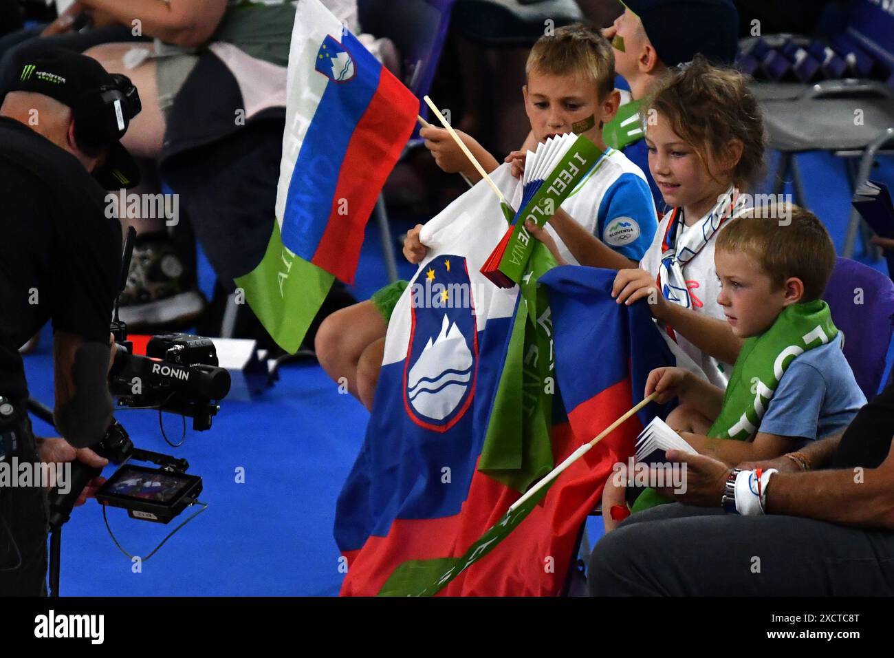 Ljubljana, Slowenien. Juni 2024. Ljubljana, Slowenien, 18. Juni 2024: Kleine slowenische Fans beim FIVB Men's Volleyball Nations League Spiel zwischen Slowenien und Argentinien in der Arena Stozice, Ljubljana, Slowenien. (Natasa Kupljenik/SPP) Credit: SPP Sport Press Photo. /Alamy Live News Stockfoto