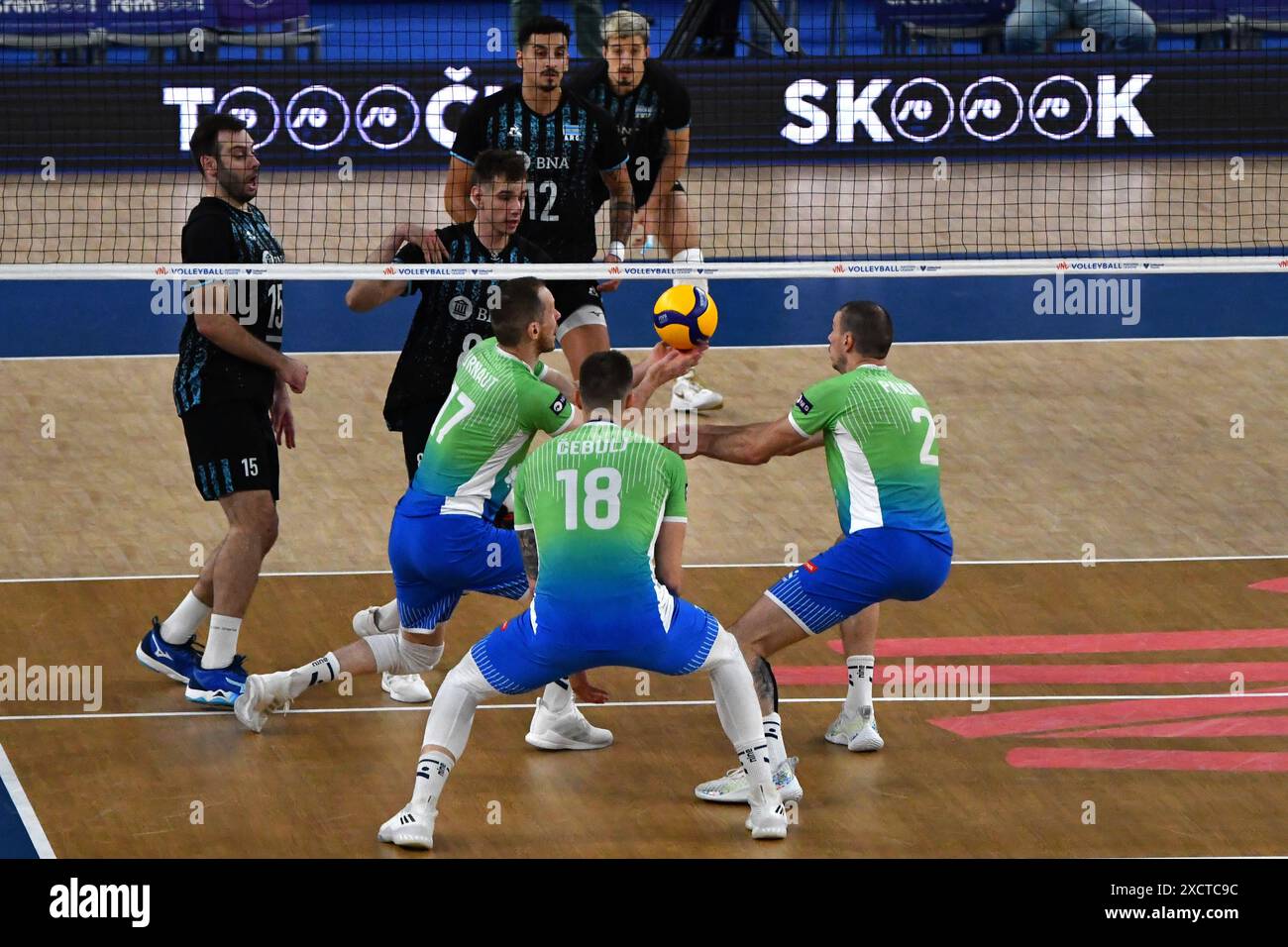 Ljubljana, Slowenien. Juni 2024. Ljubljana, Slowenien, 18. Juni 2024: Das slowenische Team spielt während des FIVB Men's Volleyball Nations League-Spiels zwischen Slowenien und Argentinien in der Arena Stozice, Ljubljana, Slowenien. (Natasa Kupljenik/SPP) Credit: SPP Sport Press Photo. /Alamy Live News Stockfoto