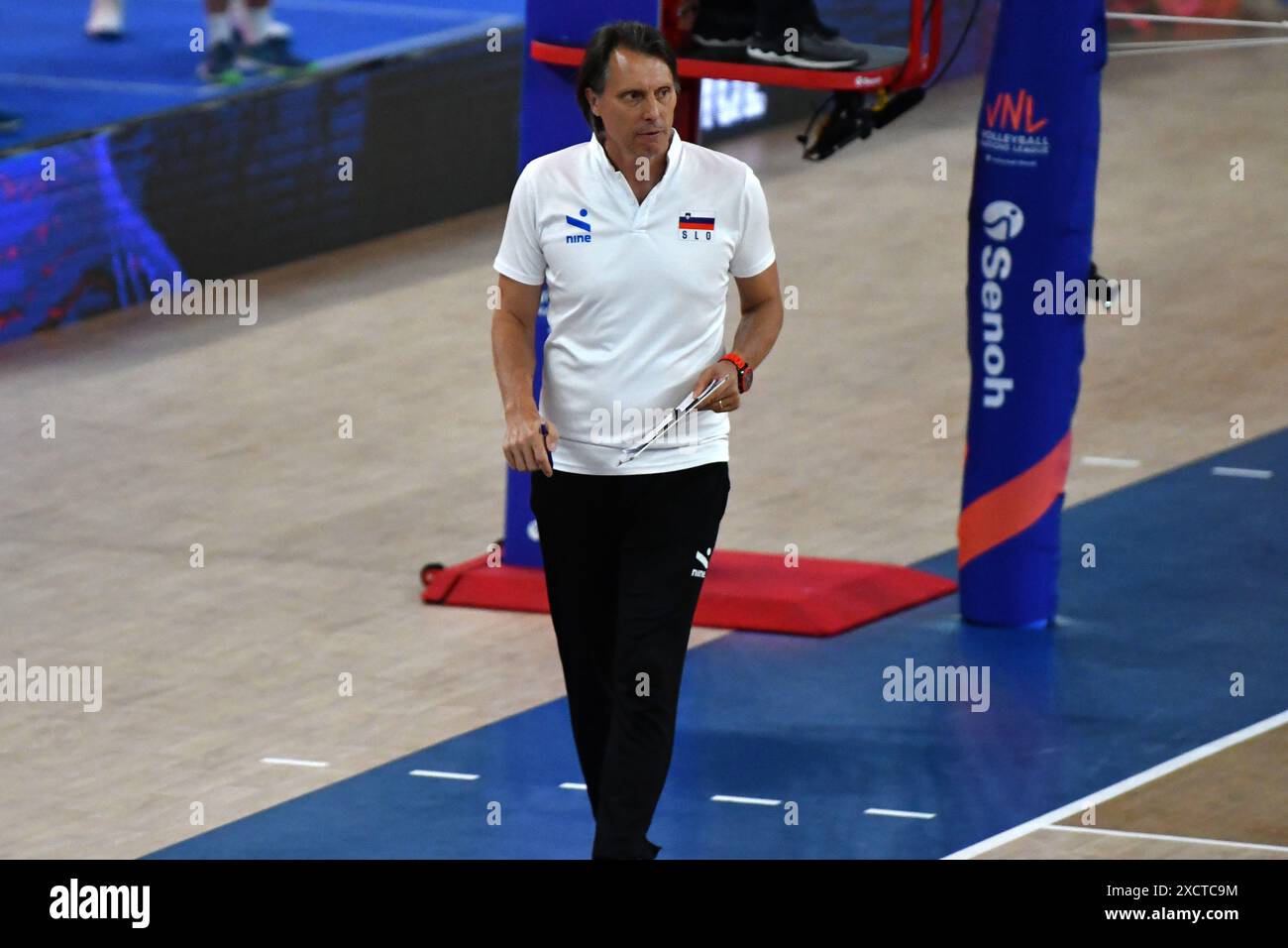 Ljubljana, Slowenien. Juni 2024. Ljubljana, Slowenien, 18. Juni 2024: Gheorghe Cretu Trainer von Slowenien während des FIVB Men's Volleyball Nations League Spiels zwischen Slowenien und Argentinien in der Arena Stozice, Ljubljana, Slowenien. (Natasa Kupljenik/SPP) Credit: SPP Sport Press Photo. /Alamy Live News Stockfoto