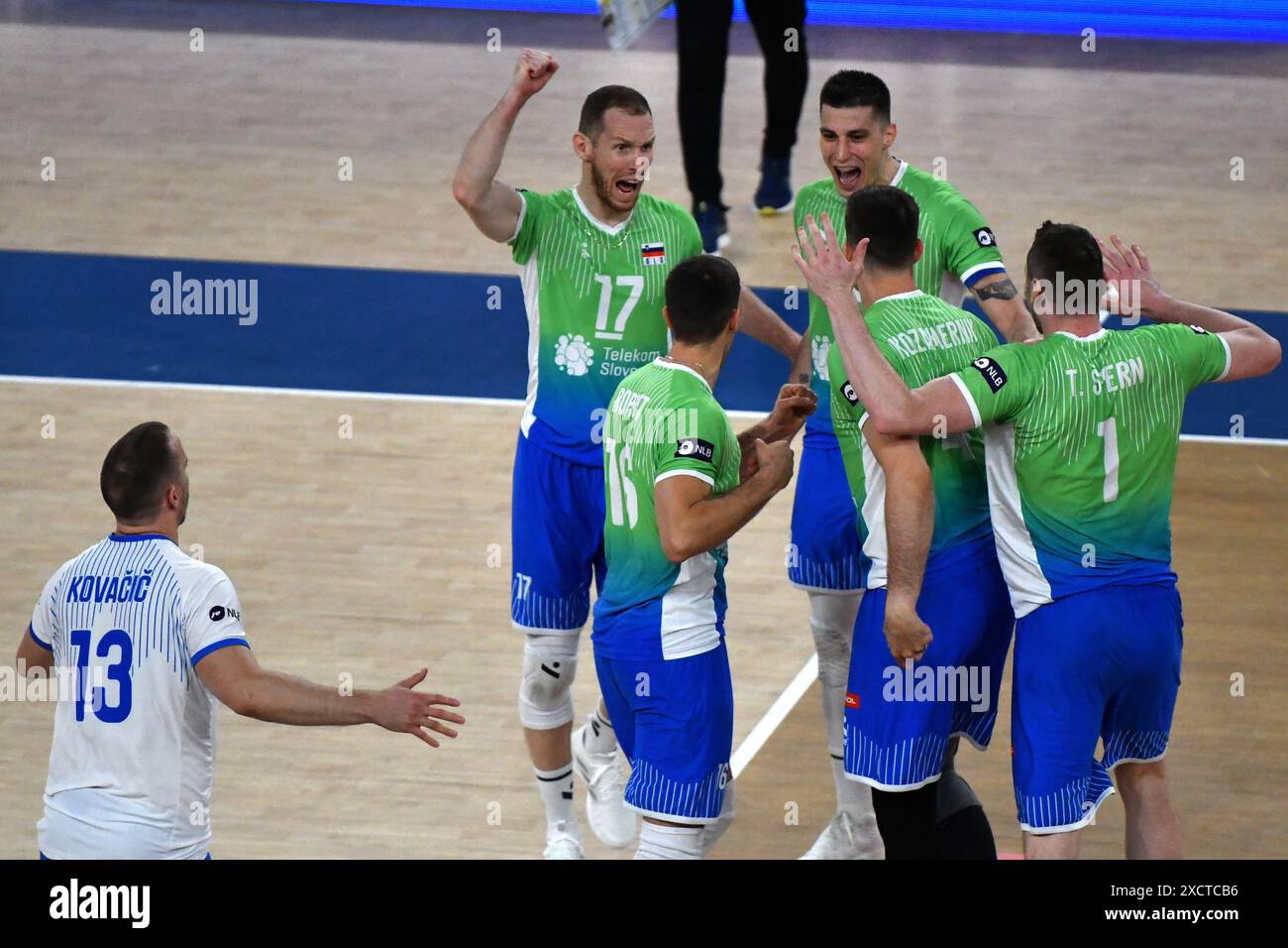 Ljubljana, Slowenien. Juni 2024. Ljubljana, Slowenien, 18. Juni 2024: Das slowenische Team feiert beim Spiel der FIVB Men's Volleyball Nations League zwischen Slowenien und Argentinien in der Arena Stozice, Ljubljana, Slowenien. (Natasa Kupljenik/SPP) Credit: SPP Sport Press Photo. /Alamy Live News Stockfoto