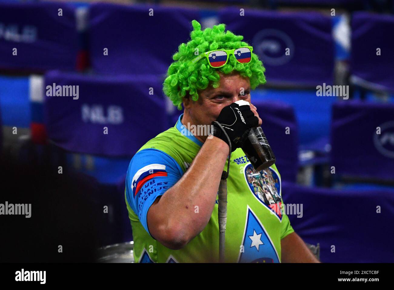 Ljubljana, Slowenien. Juni 2024. Ljubljana, Slowenien, 18. Juni 2024: Slowenischer Fan beim FIVB Men's Volleyball Nations League Spiel zwischen Slowenien und Argentinien in der Arena Stozice, Ljubljana, Slowenien. (Natasa Kupljenik/SPP) Credit: SPP Sport Press Photo. /Alamy Live News Stockfoto