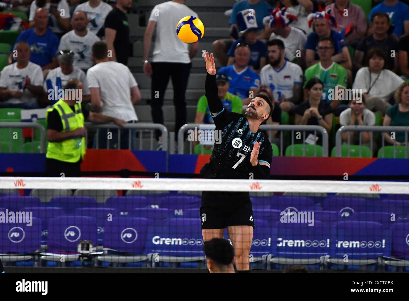Ljubljana, Slowenien. Juni 2024. Ljubljana, Slowenien, 18. Juni 2024: Der argentinische Facundo Conte in Aktion während des FIVB Men's Volleyball Nations League Spiels zwischen Slowenien und Argentinien in der Arena Stozice, Ljubljana, Slowenien. (Natasa Kupljenik/SPP) Credit: SPP Sport Press Photo. /Alamy Live News Stockfoto