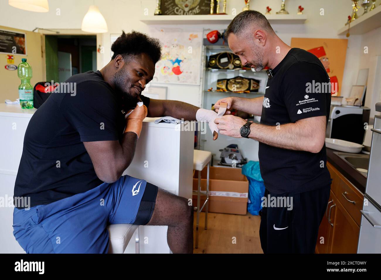 Köln 12.06.2024 Boxtraining Vorbereitung Olympische Spiele in Paris Nelvie TIAFACK li.- und Trainer Lukas WILASCHEK Re. Training und Sparring mit Ben EHIS -nicht im Bild - und anschließendes Interview mit einem Video-Team der Sportnachrichgtenagentur SID (Sport Informations Dienst ) in der Boxhalle des Muay Thai Cologne e.V. in Köln-Kalk Foto: Norbert Schmidt, Düsseldorf Stockfoto