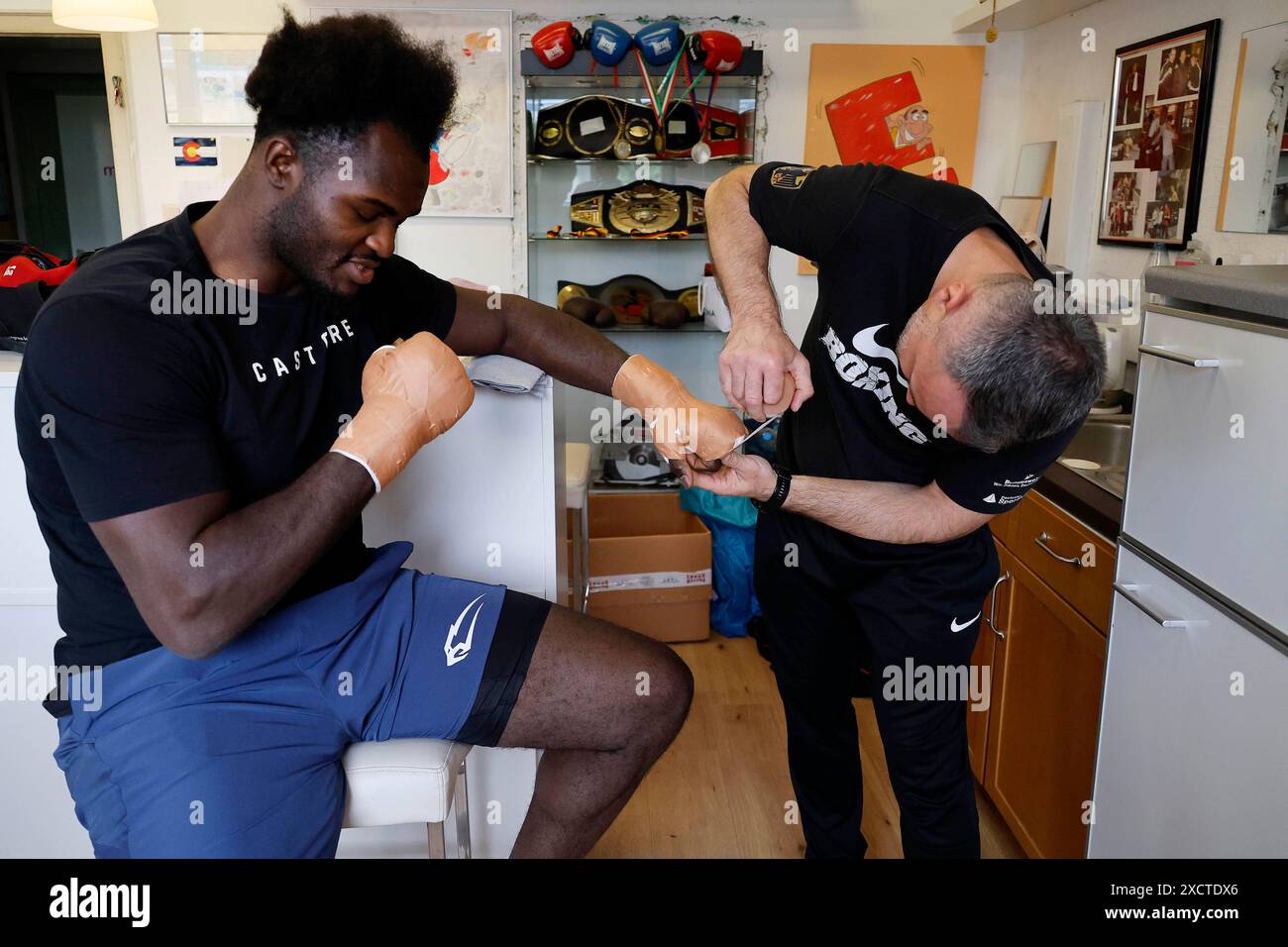 Köln 12.06.2024 Boxtraining Vorbereitung Olympische Spiele in Paris Nelvie TIAFACK li.- und Trainer Lukas WILASCHEK Re. Training und Sparring mit Ben EHIS -nicht im Bild - und anschließendes Interview mit einem Video-Team der Sportnachrichgtenagentur SID (Sport Informations Dienst ) in der Boxhalle des Muay Thai Cologne e.V. in Köln-Kalk Foto: Norbert Schmidt, Düsseldorf Stockfoto