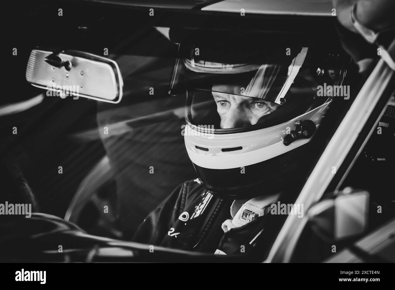 Adrian Newey testet einen ford GT40 auf dem Goodwood Motor Circuit in West Sussex England Stockfoto