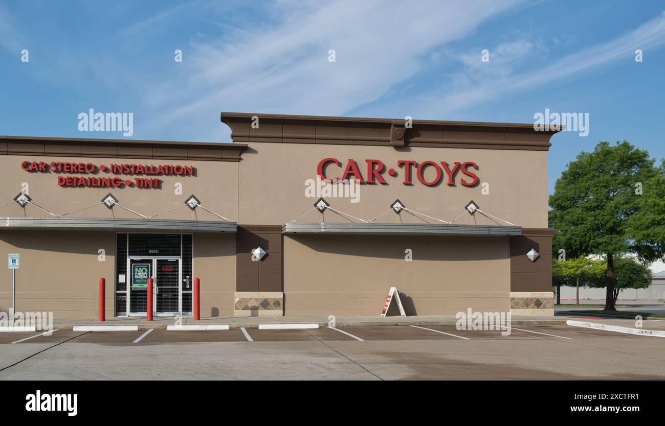 Houston, Texas, USA 04-07-2024: Außeninstallation von Stereoanlagen des Unternehmens Car Toys. Stockfoto