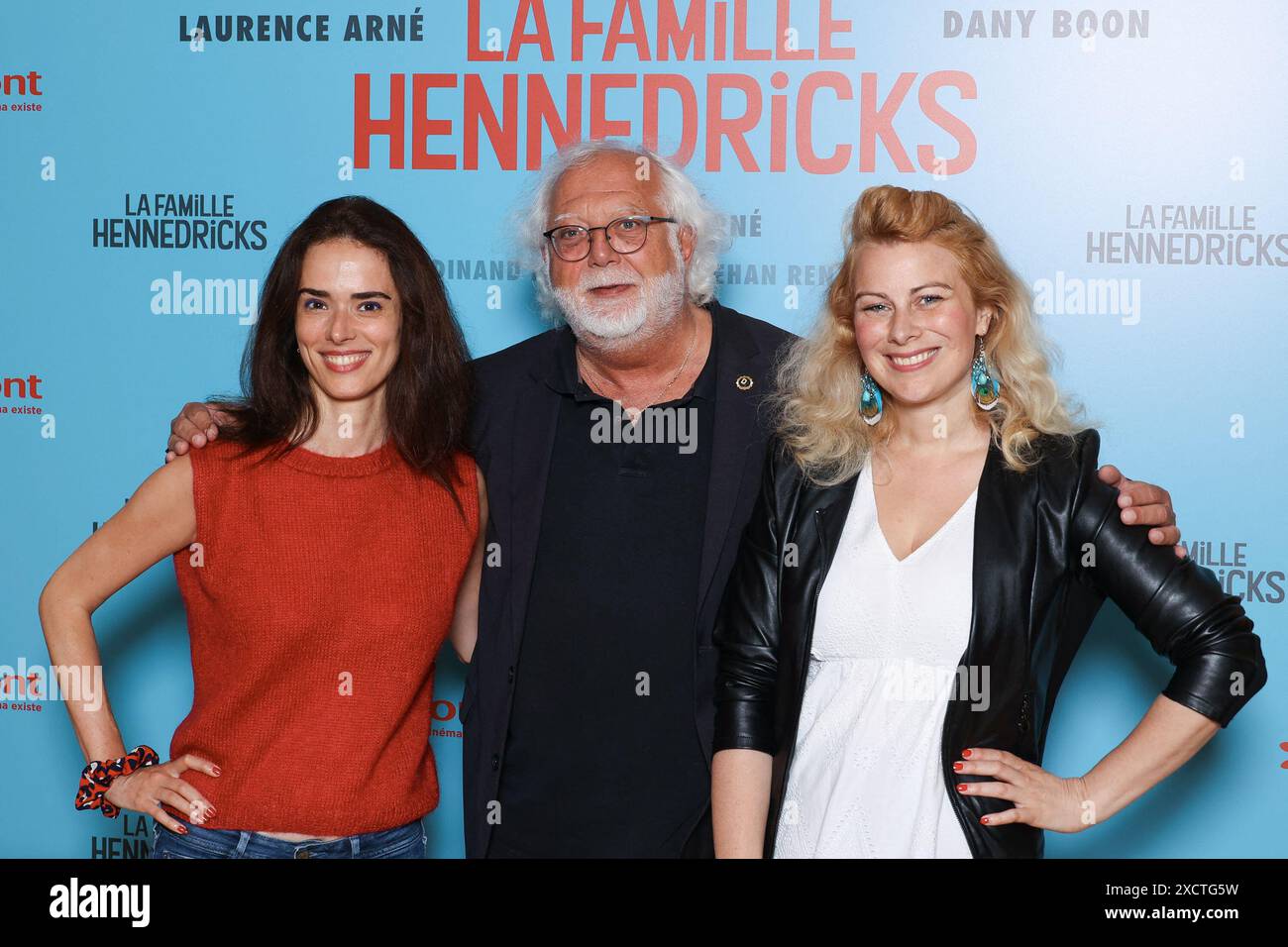 Paris, Frankreich. 18.06.2024, Marie-Celine Courrilleault, Michel Alexandre, Virginie Molina besucht am 18. Juni 2024 in Paris die Pariser Filmpremiere von La Famille Hennedricks im Cinema Pathe Beaugrenelle. Foto: Nasser Berzane/ABACAPRESS. COM Credit: Abaca Press/Alamy Live News Stockfoto