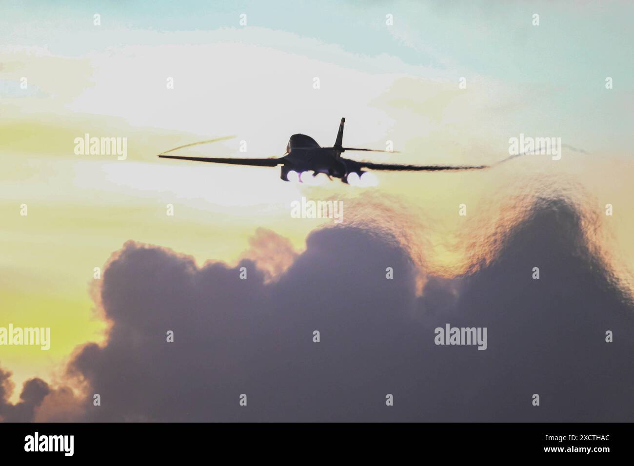 9. Juni 2024 - Andersen Air Force Base, Null, Guam - Ein B-1B Lancer, der der 37th Expeditionary Bomb Squadron zugewiesen wurde, fliegt am 9. Juni 2024 von der Andersen Air Force Base, Guam in den Sonnenaufgang, um eine Bomber Task Force Mission zu unterstützen. Die US-Streitkräfte fliegen, segeln und operieren überall dort, wo es das internationale Recht erlaubt, zu dem Zeitpunkt und Tempo unserer Wahl. (Kreditbild: © U.S. Air Force/ZUMA Press Wire) NUR REDAKTIONELLE VERWENDUNG! Nicht für kommerzielle ZWECKE! Stockfoto