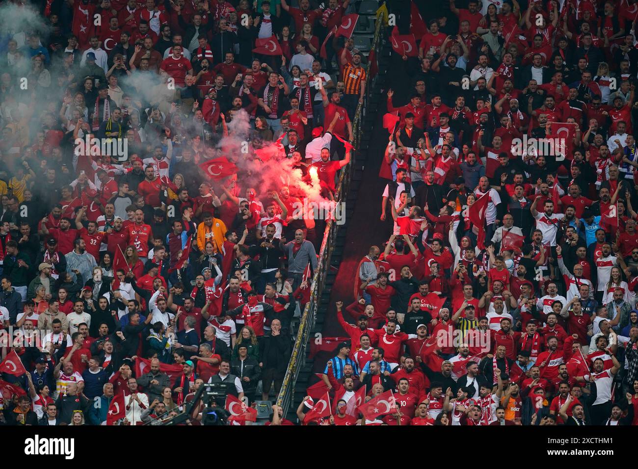Dortmund, Deutschland. Juni 2024. Turkiye-Fans mit bengals während des UEFA Euro 2024-Spiels zwischen Turkiye und Georgia, Gruppe F, Datum 1, spielten am 18. Juni 2024 im BVB-Stadion in Dortmund. (Foto: Sergio Ruiz/SIPA USA) Credit: SIPA US/Alamy Live News Stockfoto