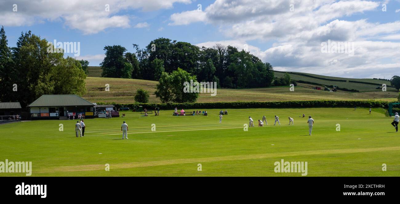 Englisches Dorf Cricket Szene Stockfoto