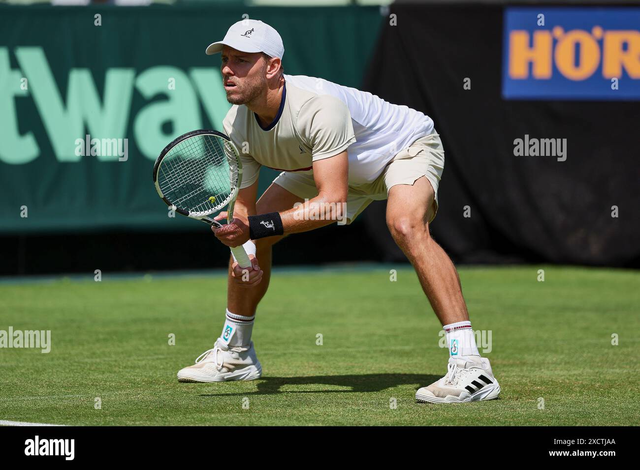 Halle Westf, Westfalen, Deutschland. Juni 2024. James Duckworth (aus) diente während der 31er. TERRA WORTMANN OPEN, ATP500 - Herren Tennis (Bild: © Mathias Schulz/ZUMA Press Wire) NUR REDAKTIONELLE VERWENDUNG! Nicht für kommerzielle ZWECKE! Stockfoto