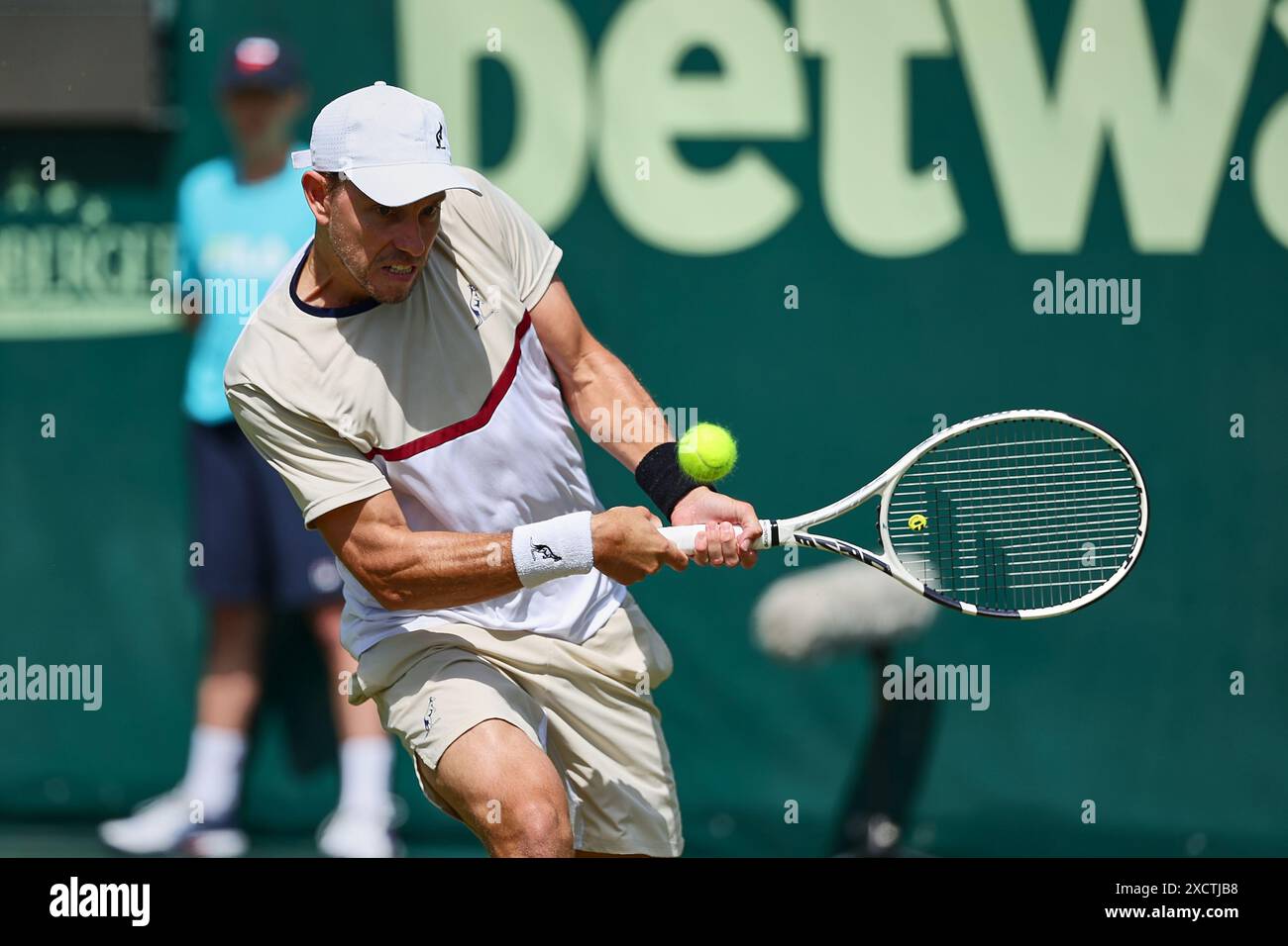 Halle Westf, Westfalen, Deutschland. Juni 2024. James Duckworth (aus) kehrt 31 mit Rückhand zurück. TERRA WORTMANN OPEN, ATP500 - Herren Tennis (Bild: © Mathias Schulz/ZUMA Press Wire) NUR REDAKTIONELLE VERWENDUNG! Nicht für kommerzielle ZWECKE! Stockfoto
