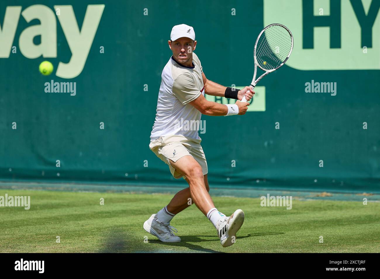 Halle Westf, Westfalen, Deutschland. Juni 2024. James Duckworth (aus) kehrt 31 mit Rückhand zurück. TERRA WORTMANN OPEN, ATP500 - Herren Tennis (Bild: © Mathias Schulz/ZUMA Press Wire) NUR REDAKTIONELLE VERWENDUNG! Nicht für kommerzielle ZWECKE! Stockfoto