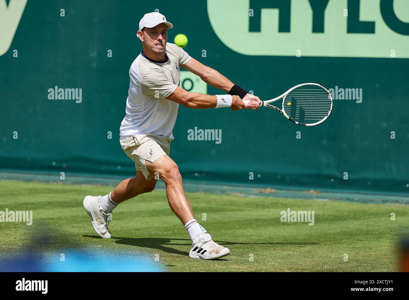 Halle Westf, Westfalen, Deutschland. Juni 2024. James Duckworth (aus) kehrt 31 mit Rückhand zurück. TERRA WORTMANN OPEN, ATP500 - Herren Tennis (Bild: © Mathias Schulz/ZUMA Press Wire) NUR REDAKTIONELLE VERWENDUNG! Nicht für kommerzielle ZWECKE! Stockfoto