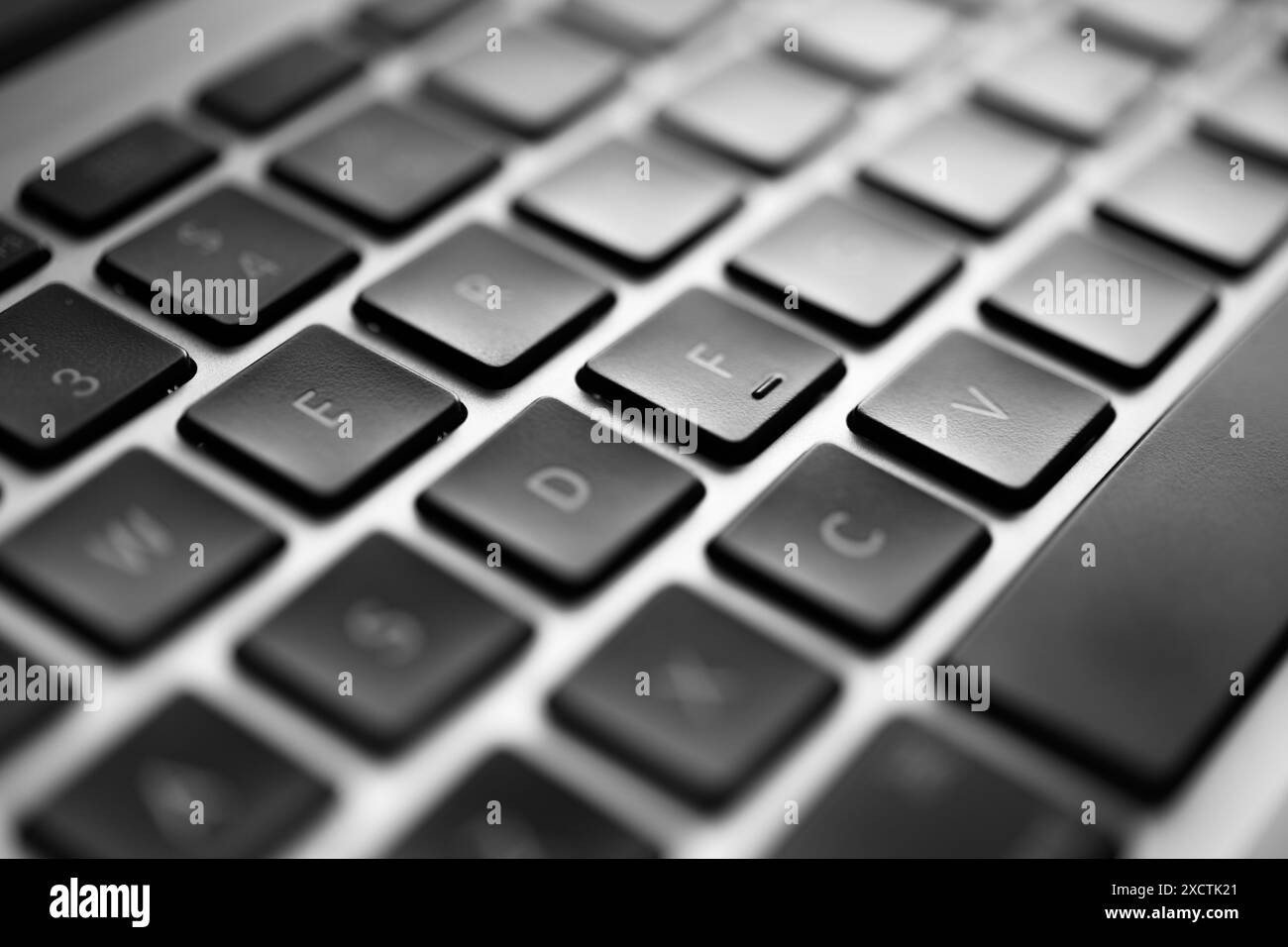 Detaillierte Nahaufnahme einer modernen Laptop-Tastatur mit Fokus auf die Tasten, die von Hackern verwendet wird, um kritische Infrastrukturen anzugreifen Stockfoto