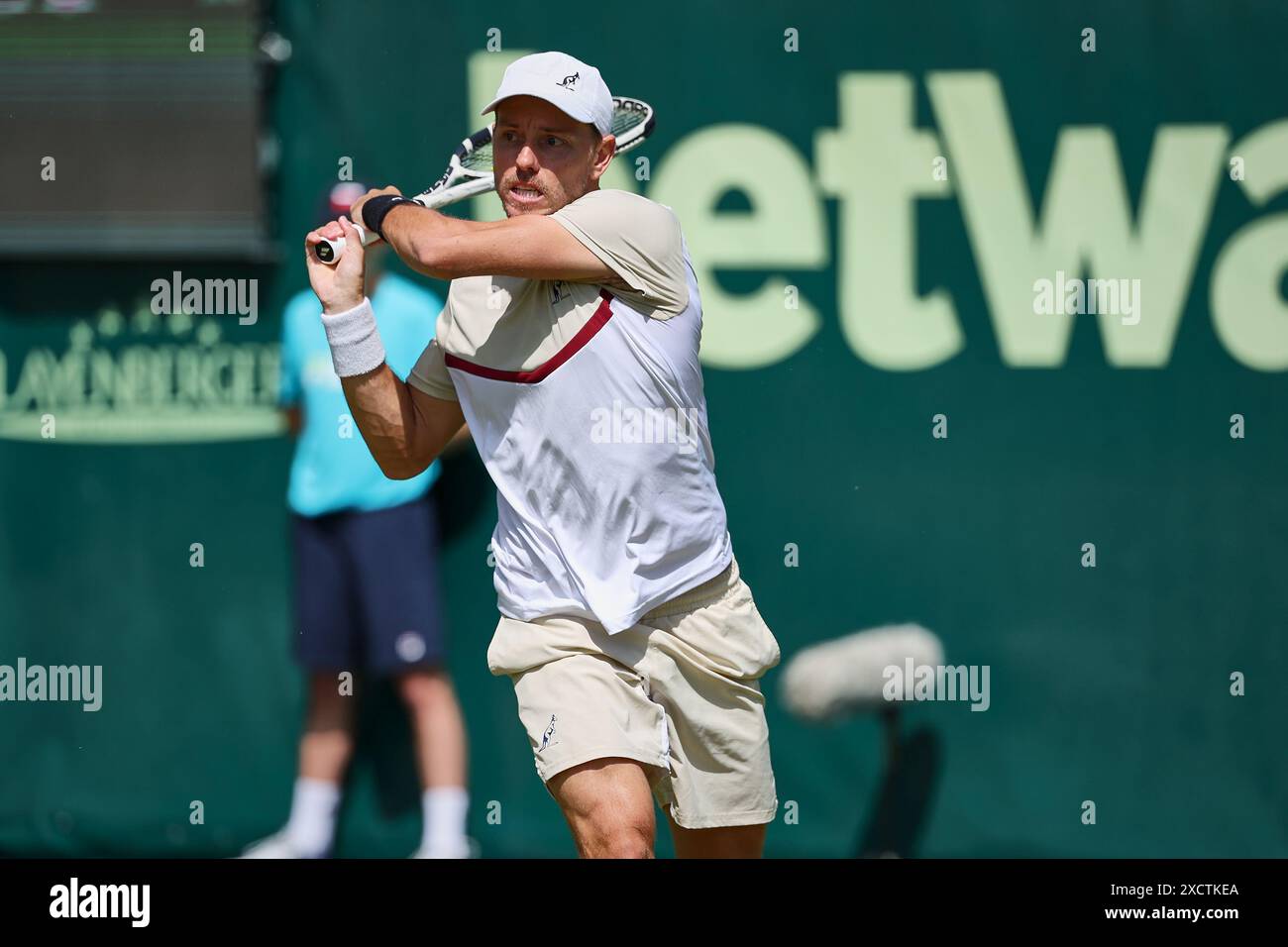 Halle Westf, Westfalen, Deutschland. Juni 2024. James Duckworth (aus) kehrt 31 mit Rückhand zurück. TERRA WORTMANN OPEN, ATP500 - Herren Tennis (Bild: © Mathias Schulz/ZUMA Press Wire) NUR REDAKTIONELLE VERWENDUNG! Nicht für kommerzielle ZWECKE! Stockfoto