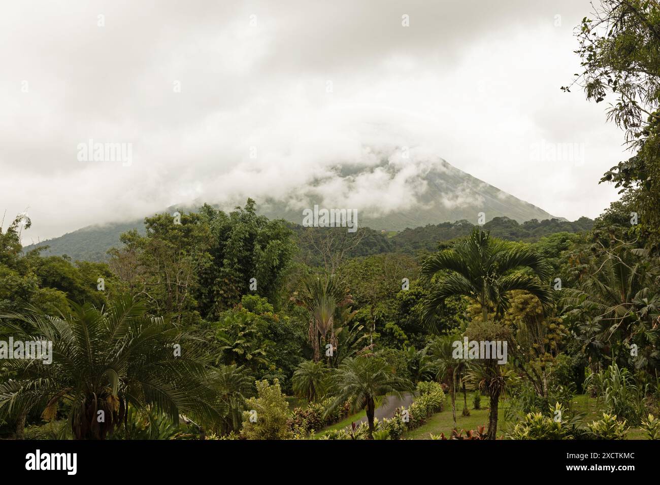 Blick auf den wolkenbedeckten Vulkan Arenal in der Nähe von La Fortuna in Costa Rica Stockfoto