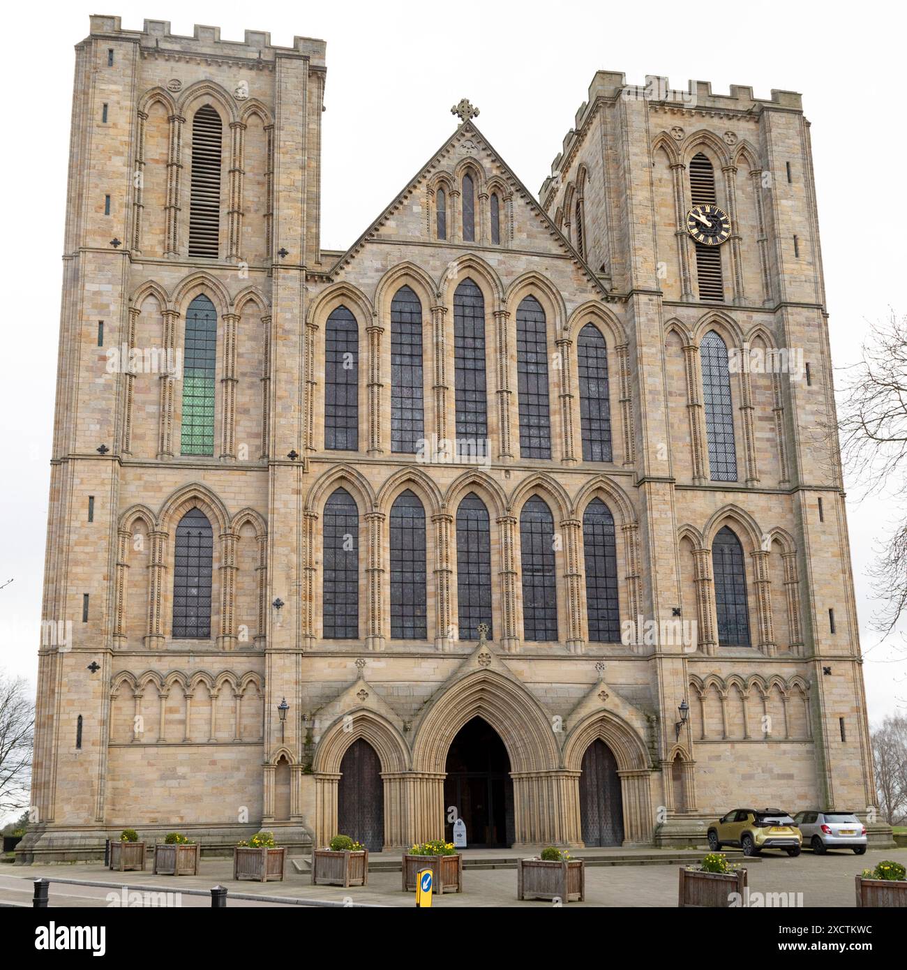 Fassade der Ripon Cathedral in North Yorkshire, England. Die angelsächsische Krypta stammt aus dem Jahr 672 n. Chr. an einem Gotteshaus, das offiziell als Kathedrale bekannt ist Stockfoto