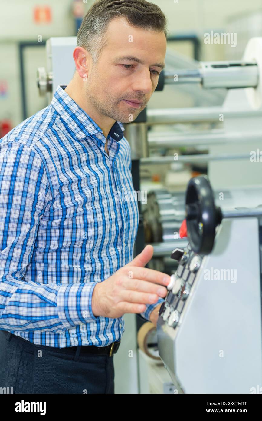 Smart man, der Druckmaschinen bedient Stockfoto