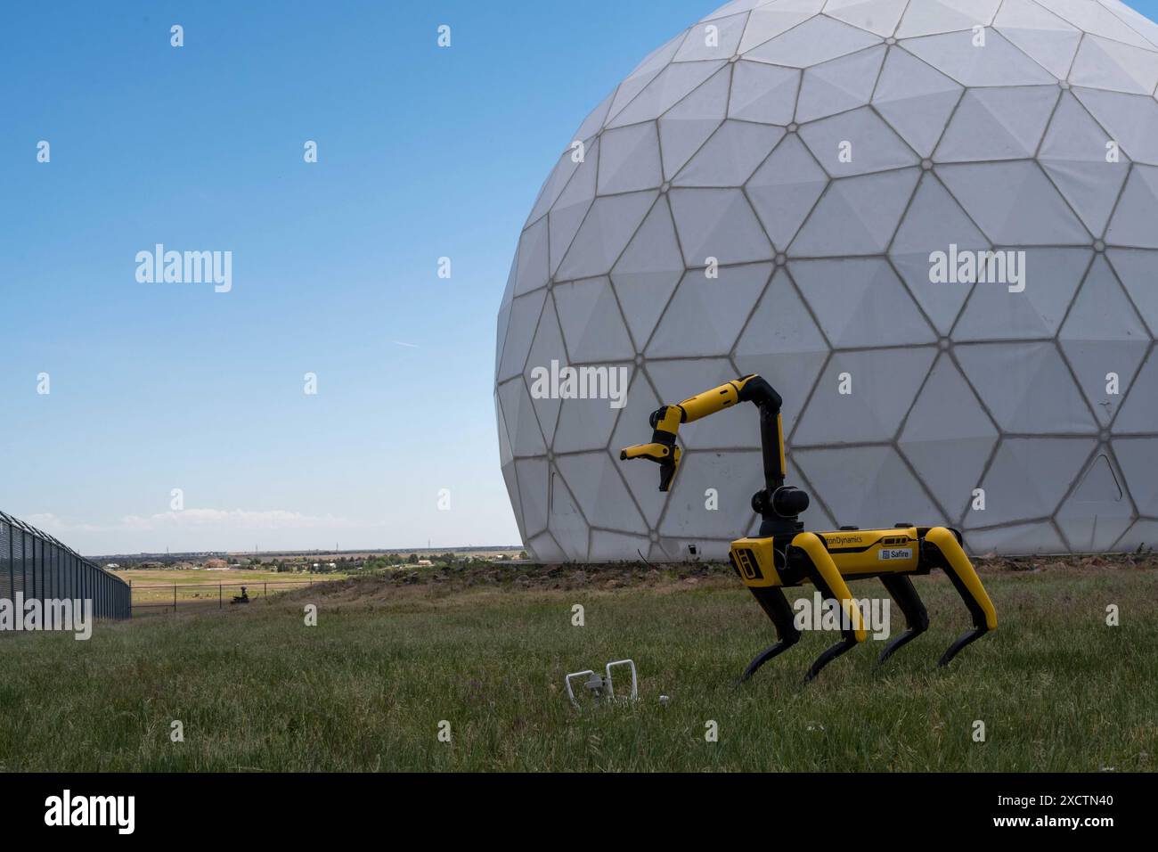 Aurora, Colorado, USA. Juni 2024. Ein Boston Dynamics Roboterhund streckt sein Genick aus, um eine abgestürzte Drohne auf einem Feld während eines Übungsszenarios, 140th Wing, Buckley Space Force Base, Aurora, Kolos, 7. Juni 2024, aufzunehmen. Roboterhunde bieten Militärangehörige von einem sicheren Ort aus eine zusätzliche Sicherheitsstufe, wenn sie auf Patrouille gehen und Bedrohungen bewerten, in Gelände navigieren und Sprengstoffe handhaben. (Kreditbild: © U.S. National Guard/ZUMA Press Wire) NUR REDAKTIONELLE VERWENDUNG! Nicht für kommerzielle ZWECKE! Stockfoto