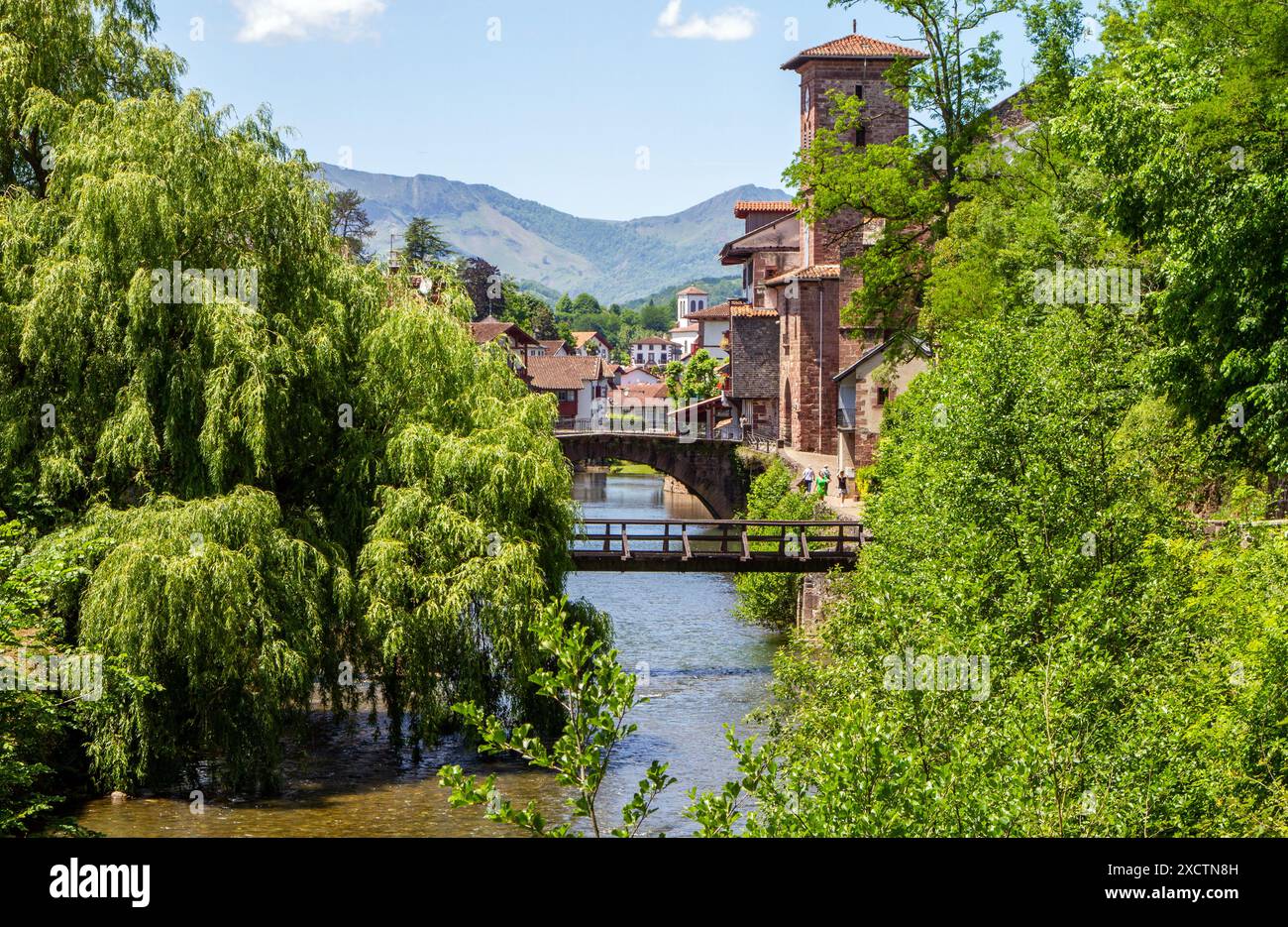 Der Fluss Nive, der durch die französische Stadt Saint-Jean-Pied-de-Port fließt, ist der traditionelle Beginn des Jakobsweges Stockfoto