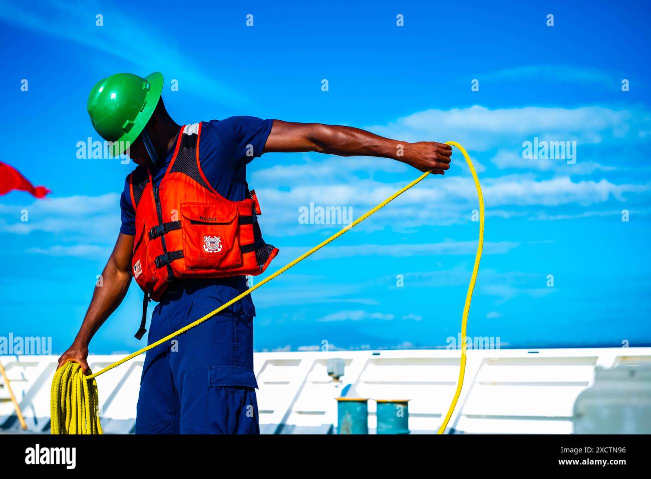 Fortaleza, Brasilien. Juni 2024. Seaman Ugonna Wosu bereitet eine Heaving-Leine an Bord der Küstenwache Cutter James (WMSL 754) im Hafen von Fortaleza (Brasilien) vor, am 3. Juni 2024. Der Hafenbesuch von James in Fortaleza ist Teil des derzeitigen Einsatzes des Cutters zur Unterstützung der Operation Southern Cross, der die Beziehungen stärkt und die Grundlage für verstärkte Partnerschaften zur Bekämpfung illegaler maritimer Aktivitäten legt. (Kreditbild: © U.S. Coast Guard/ZUMA Press Wire) NUR REDAKTIONELLE VERWENDUNG! Nicht für kommerzielle ZWECKE! Stockfoto