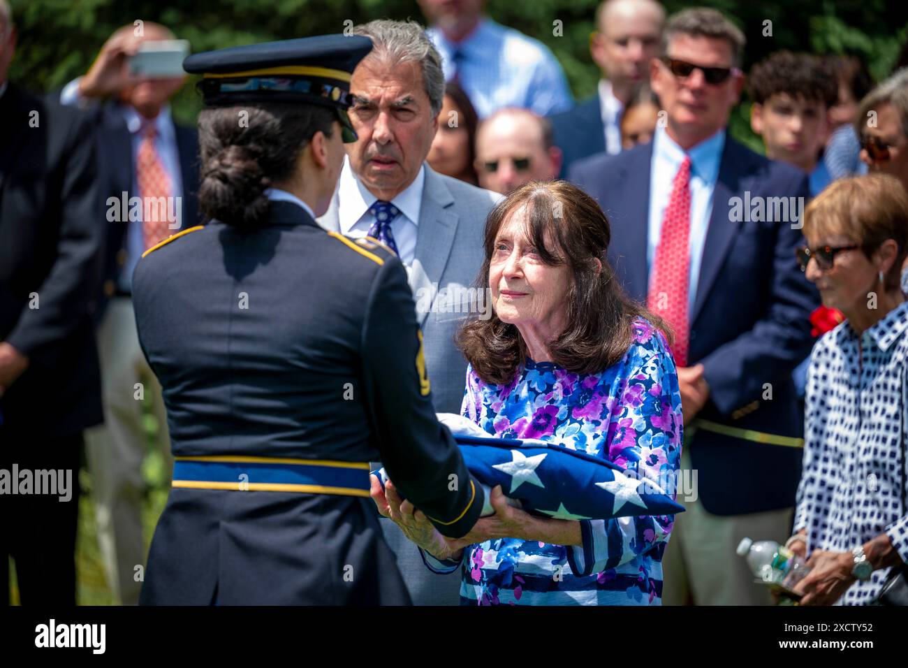 7. Juni 2024 - Middletown, Connecticut, USA - Ein Mitglied des Begräbnisteams der Connecticut National Guard überreicht der Familie von Tech Sgt. Kenneth McKeeman während seiner Beerdigung auf dem Connecticut State Veterans Cemetary in Middletown, USA, die amerikanische Flagge. Juni 2024. McKeeman war ein Radioman, der 1944 vor der französischen Küste abgeschossen wurde. Er wurde am Ende des Krieges für unwiederbringlich erklärt, aber seine sterblichen Überreste wurden 2023 als Teil der fortlaufenden Mission des Verteidigungsministeriums identifiziert, um die Überreste des vermissten Dienstes Me zu dokumentieren und zurückzugeben Stockfoto