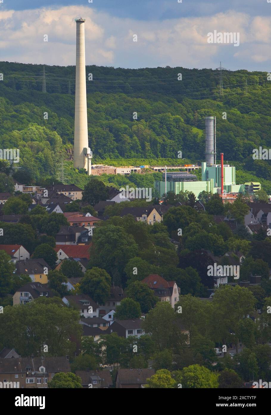 Sonnendurchflutetes Kraftwerk Cuno mit 248 Meter hohem Kamin, Deutschland, Nordrhein-Westfalen, Ruhrgebiet, Herdecke Stockfoto