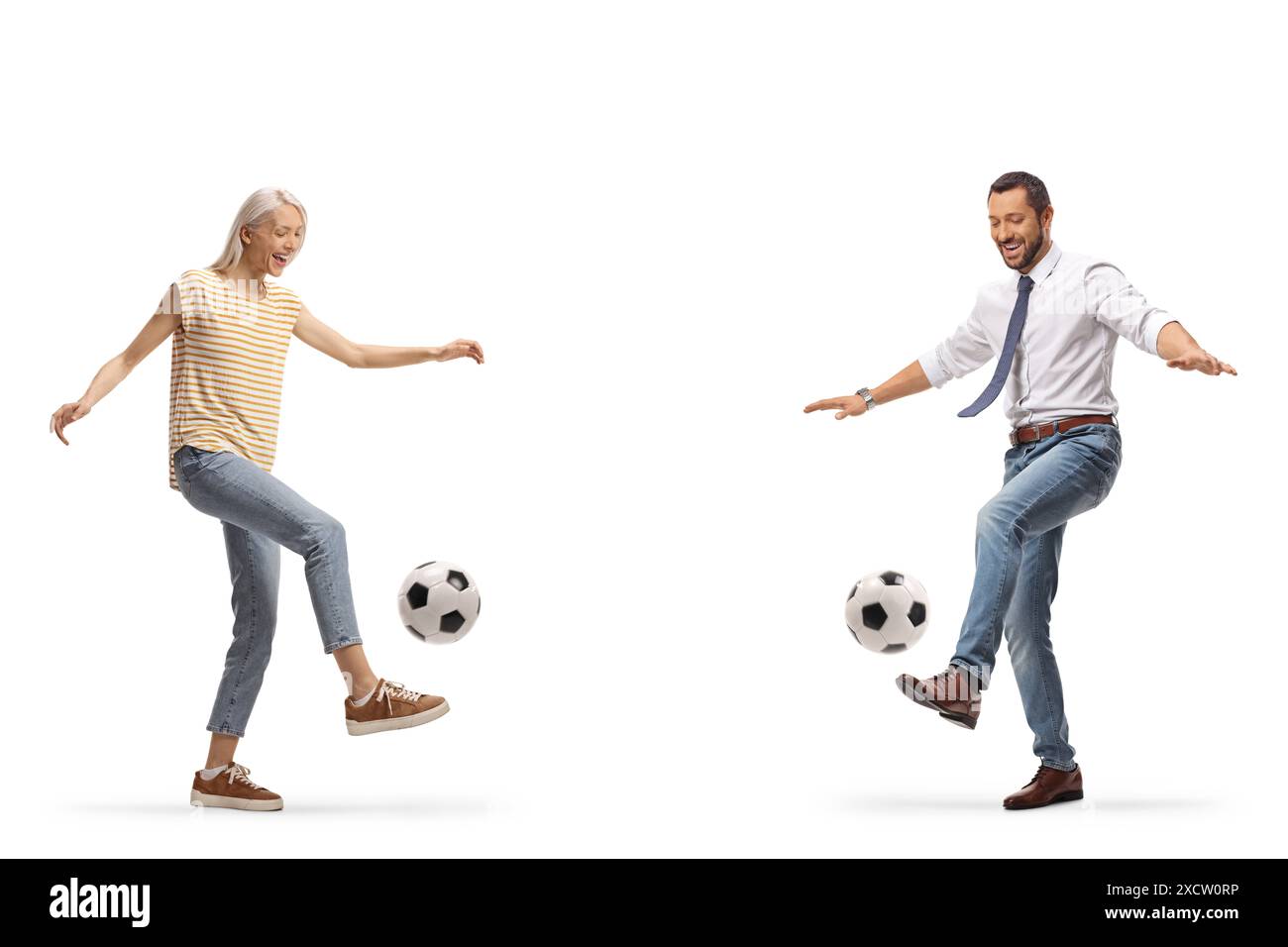 Mann und Frau treten Fußbälle und lächeln isoliert auf weißem Hintergrund Stockfoto