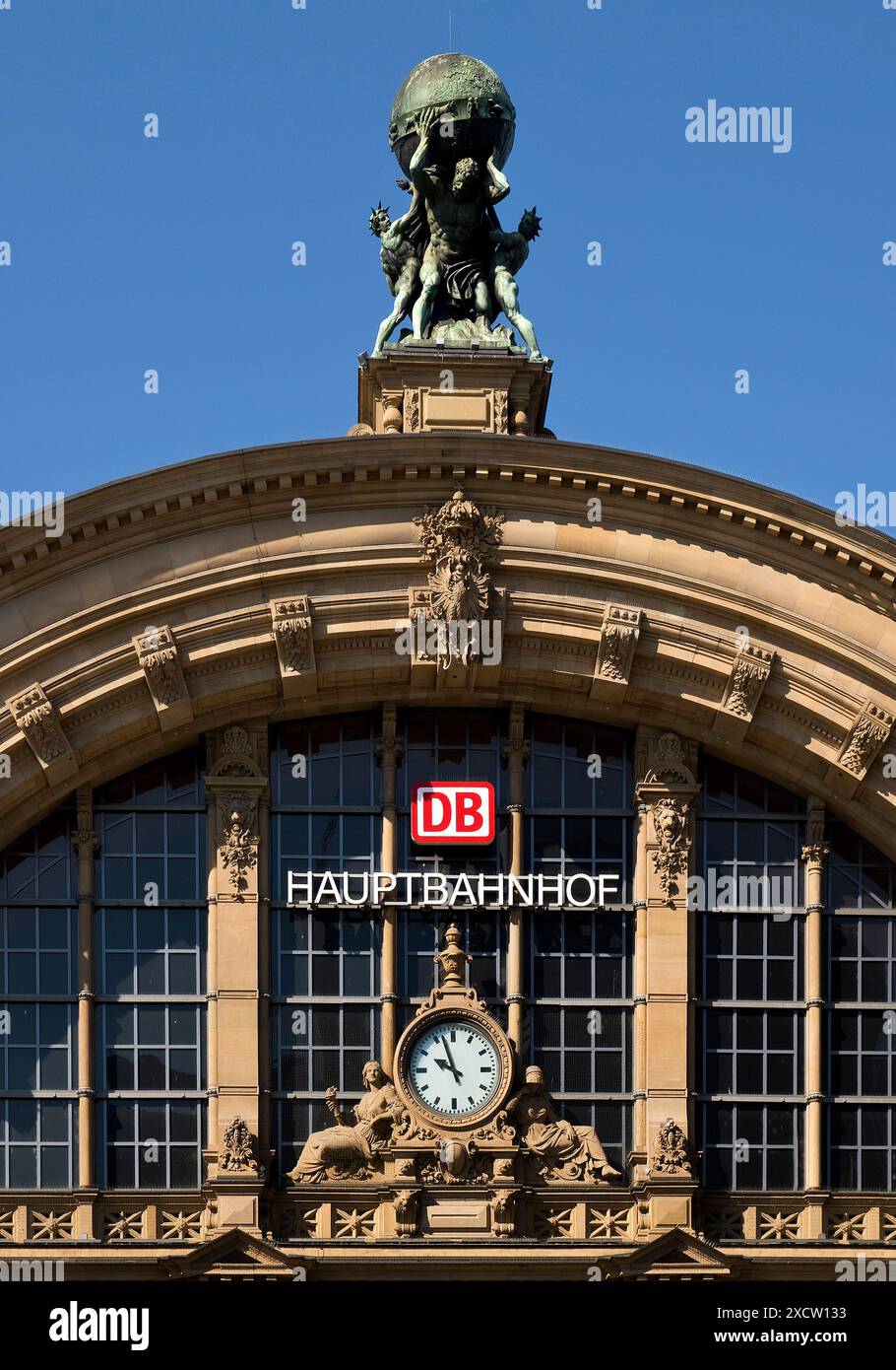 Vor dem Hauptbahnhof mit Atlas auf den Schultern, Deutschland, Hessen, Frankfurt am Main Stockfoto