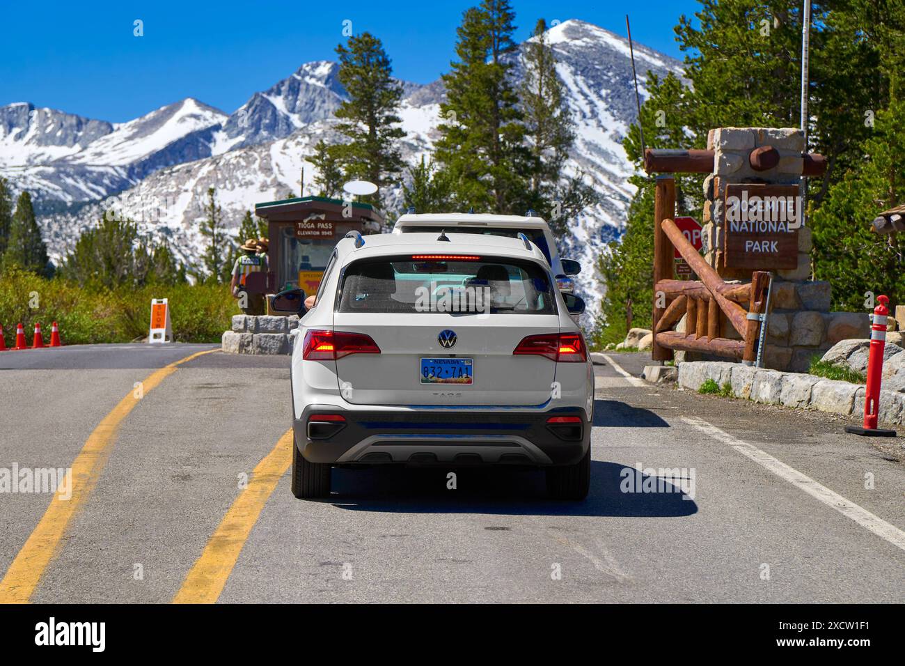 Yosemite National Park, Kalifornien, Vereinigte Staaten von Amerika - 11. Juni 2024: Eintritt in den Yosemite National Park über den Tioga Pass, umgeben von schneebedeckten Berggipfeln und klarem blauem Himmel. Einfahrt zum Yosemite Nationalpark über den Tioga Pass, umgeben von schneebedeckten Berggipfeln und klar blauem Himmel. Besucher beim Betreten eines der spektakulärsten Naturreservate Amerikas Stockfoto