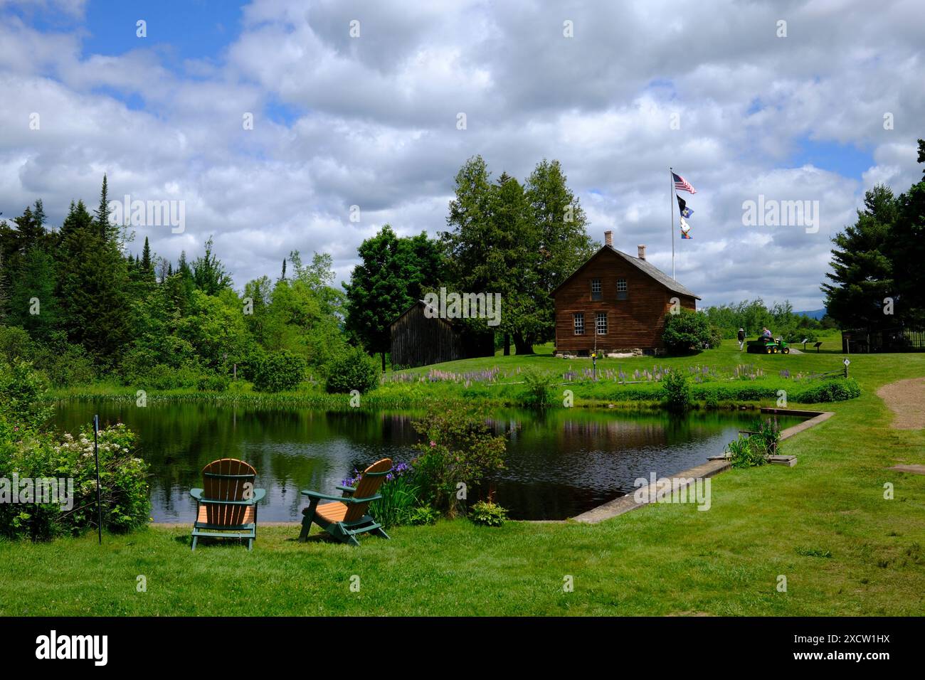 Blick auf den See und die Stühle auf der John Brown Farm State Historic Site in North Elba, New York Stockfoto