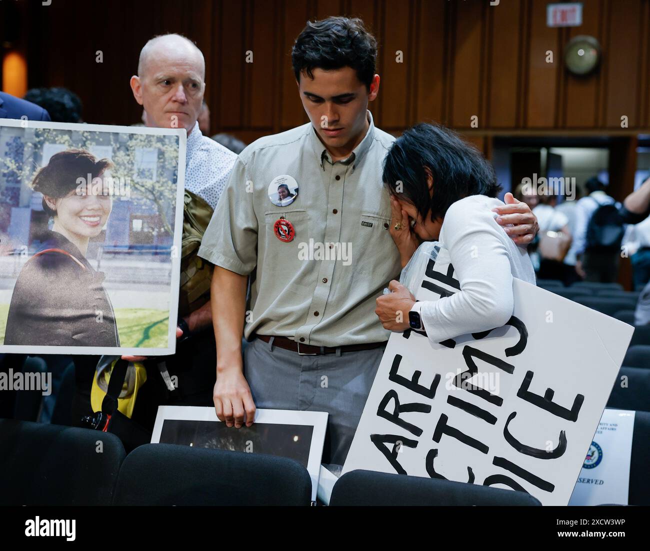 Clariss Moore aus Toronto, Kanada, bricht am Dienstag, den 18. Juni 2024 auf dem Capitol Hill zusammen. Clariss Moore besuchte das Senat Homeland Security SubCommittee on Investigations Hearing mit Boeing CEO Dave Calhoun, um ihre Bedenken und Protest im Namen ihrer Tochter Danielle Moore zu äußern, die beim Absturz des Fluges 302 der Ethiopian Airlines im Jahr 2019 ums Leben kam. Foto: Jemal Gräfin/UPI Stockfoto