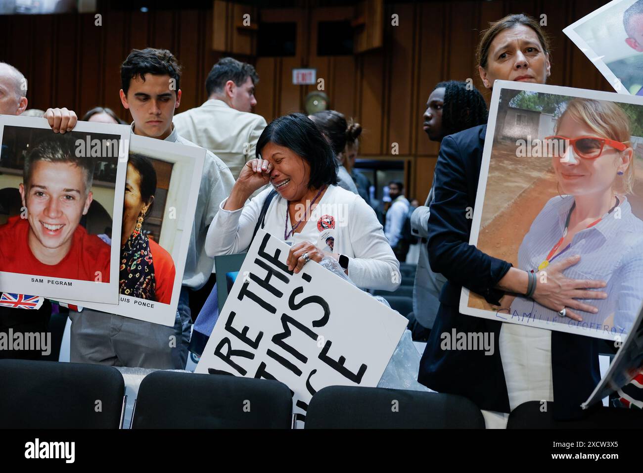 Clariss Moore aus Toronto, Kanada, bricht am Dienstag, den 18. Juni 2024 auf dem Capitol Hill zusammen. Clariss Moore besuchte das Senat Homeland Security SubCommittee on Investigations Hearing mit Boeing CEO Dave Calhoun, um ihre Bedenken und Protest im Namen ihrer Tochter Danielle Moore zu äußern, die beim Absturz des Fluges 302 der Ethiopian Airlines im Jahr 2019 ums Leben kam. Foto: Jemal Gräfin/UPI Stockfoto