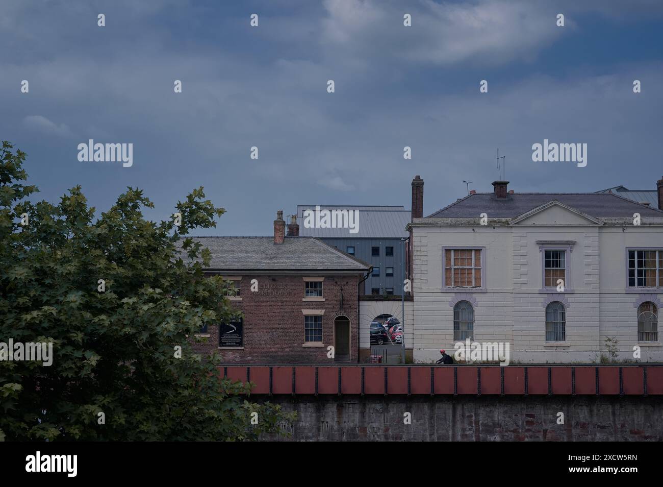 31. Mai 2024: chester uk: Baufällige alte Gebäude in der englischen Stadt mit Baum mit Blättern Stockfoto