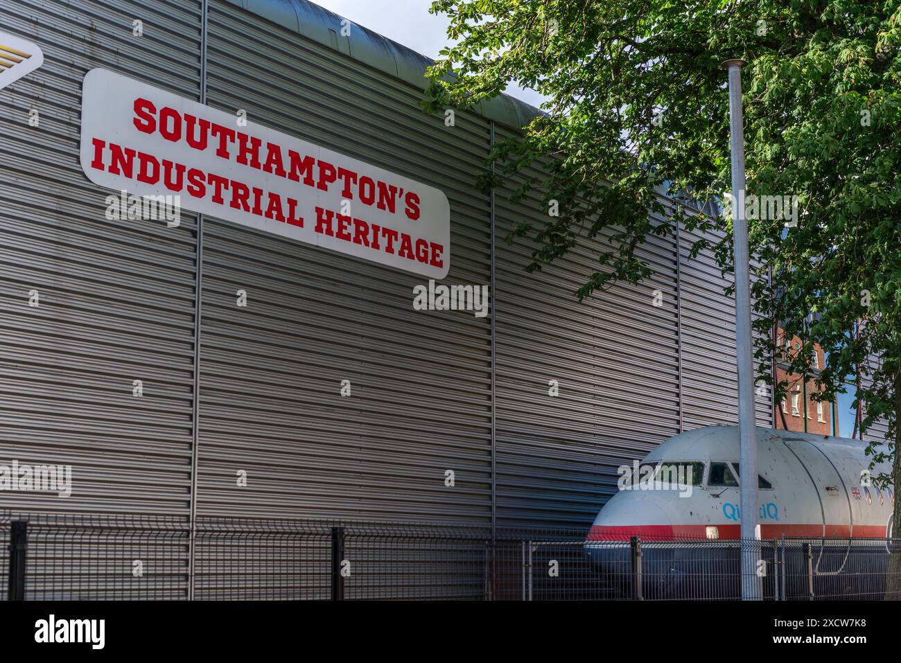Solent Sky Museum Schild an der Fassade des Museums und ein BAC 1-11 Flugzeug - Southampton's Industrial Heritage, Southampton, Hampshire, England, Großbritannien Stockfoto