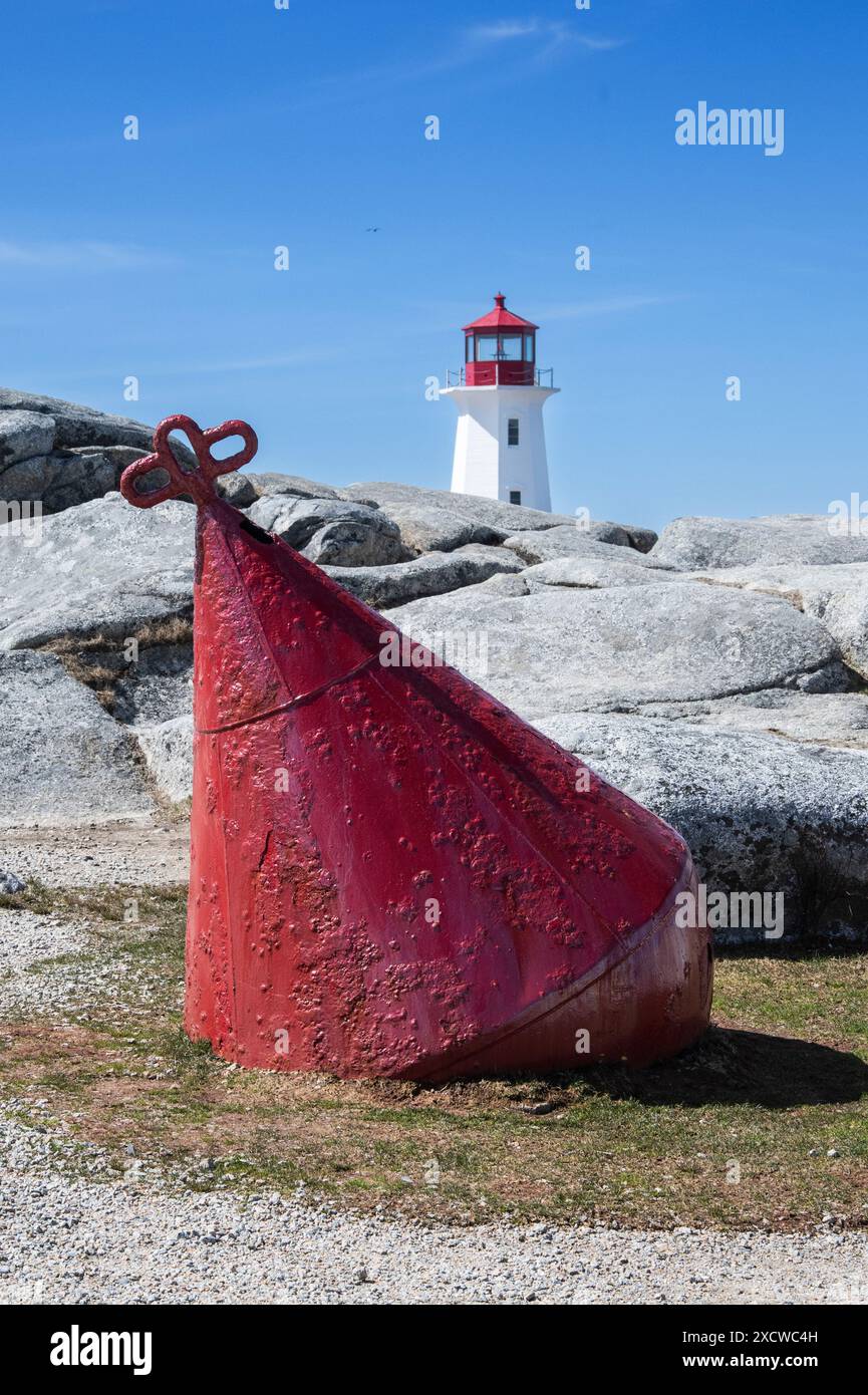 Peggy's Point Lighthouse und rote Boje in Peggy's Cove, Nova Scotia, Kanada Stockfoto