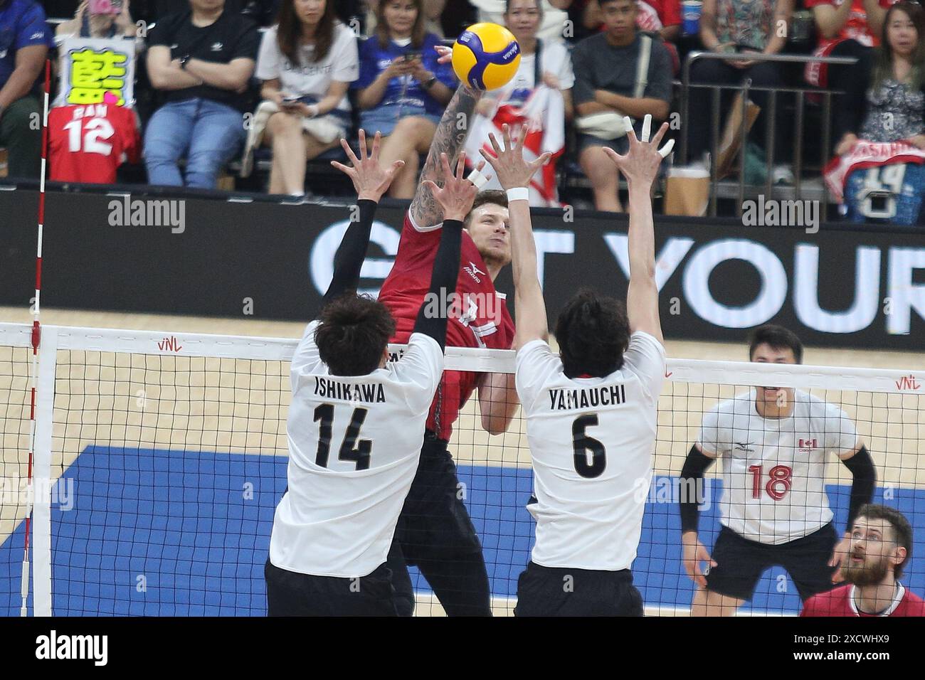 Pasay City, Philippinen. Juni 2024. Arthur Szwarc [14, Rot] aus Kanada spitzt den Ball über Akihiro Yamauchi [6, weiß] und Yuki Ishikawa [14, weiß] aus Japan. (Foto: Dennis Jerome Acosta/Pacific Press) Credit: Pacific Press Media Production Corp./Alamy Live News Stockfoto