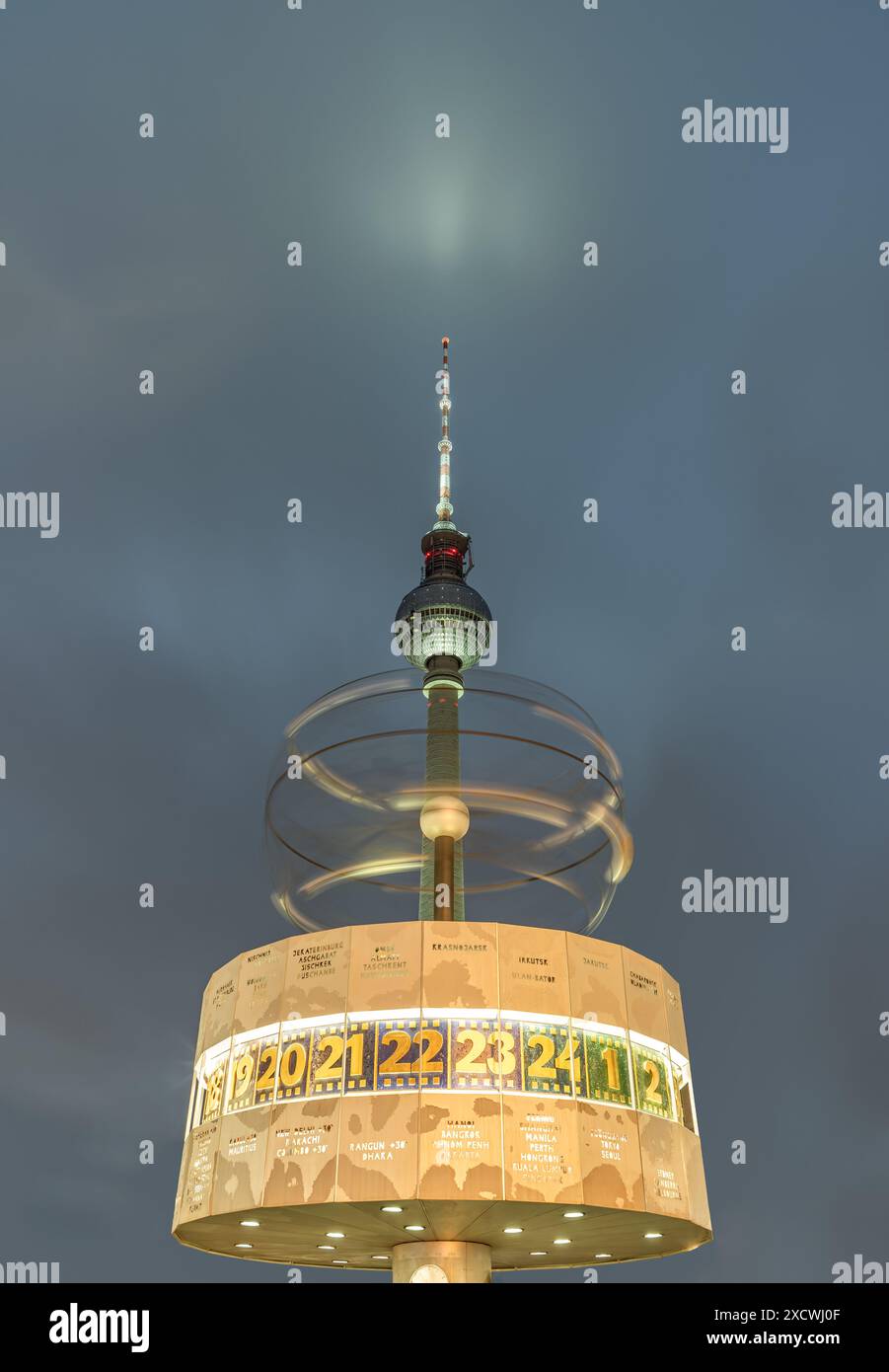 Berlin, Deutschland - 18. Dezember 2023 - Nachtsicht der Urania-Weltzeituhr oder der Weltzeituhr - Drehkugel vor dem Berliner Fernsehturm (Fernsehtu Stockfoto