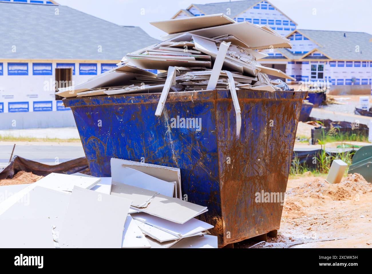 Gipskartonplatten-Trockenbausteine wurden in Behälter für Bauabfälle gebracht Stockfoto