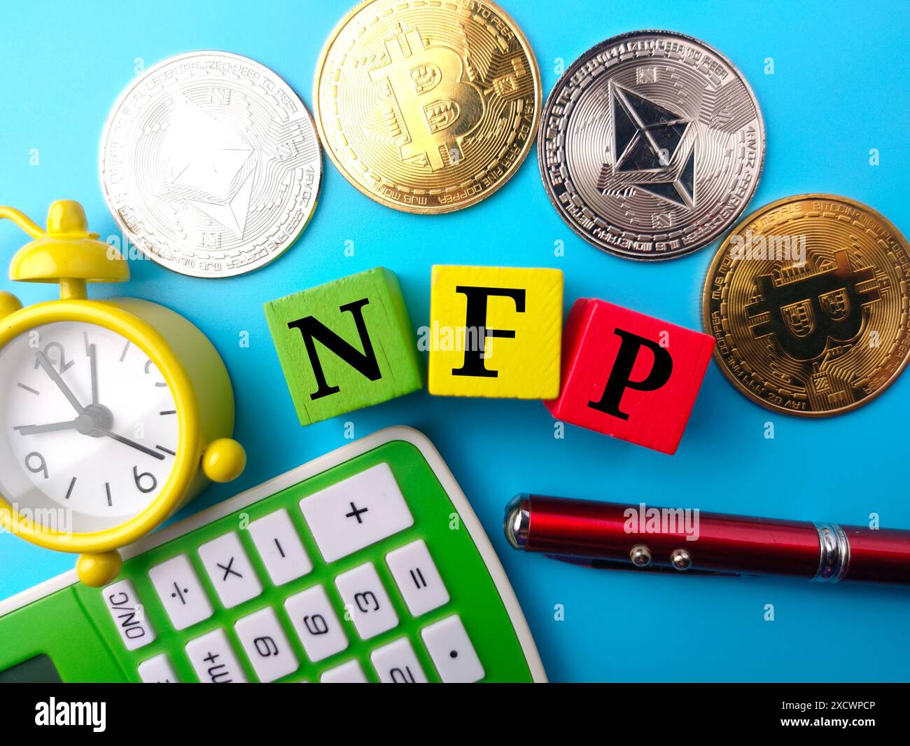 Uhr, Stift, Taschenrechner, goldener Bitcoin, silberner ethereum und farbiger Würfel mit Text NFP auf blauem Hintergrund. Stockfoto