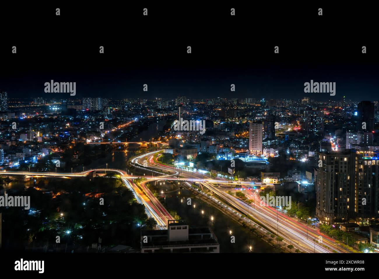Saigon bei Nacht mit Lichtspuren Stockfoto