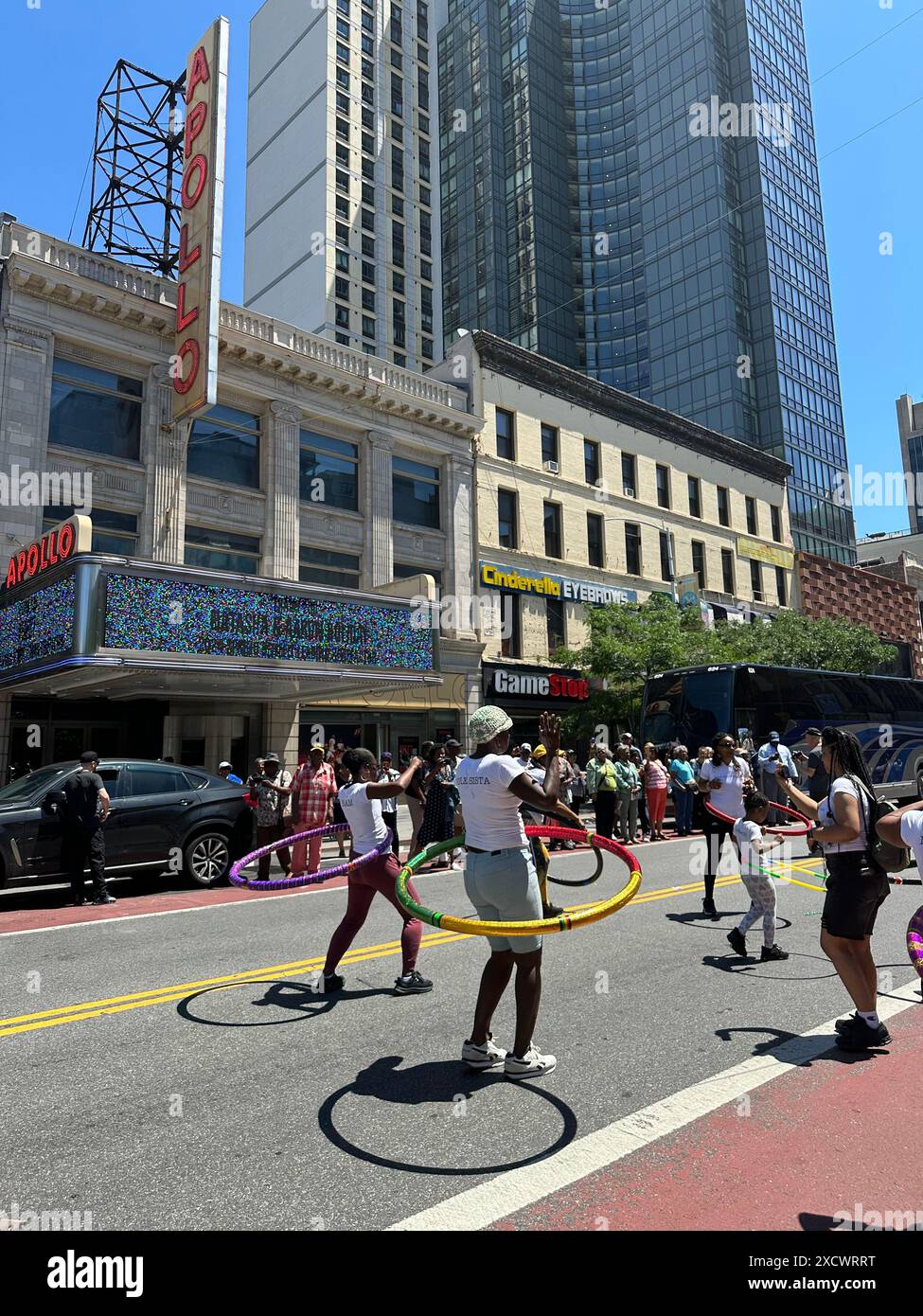 New York, N.Y. - 15. Juni 2024: Teilnehmer an der 31. Jährlichen Harlem Juneteenth Celebration Parade, die von Masjid Malcom Shabazz organisiert wird. Juneteenth ist ein Bundesfeiertag, an dem das Ende der Sklaverei in den Vereinigten Staaten am 19. Juni 1865 angekündigt wurde, als Generalmajor Gordon Granger am Ende des Amerikanischen Bürgerkriegs die endgültige Durchsetzung der Emanzipationsproklamation in Texas anordnete. Stockfoto