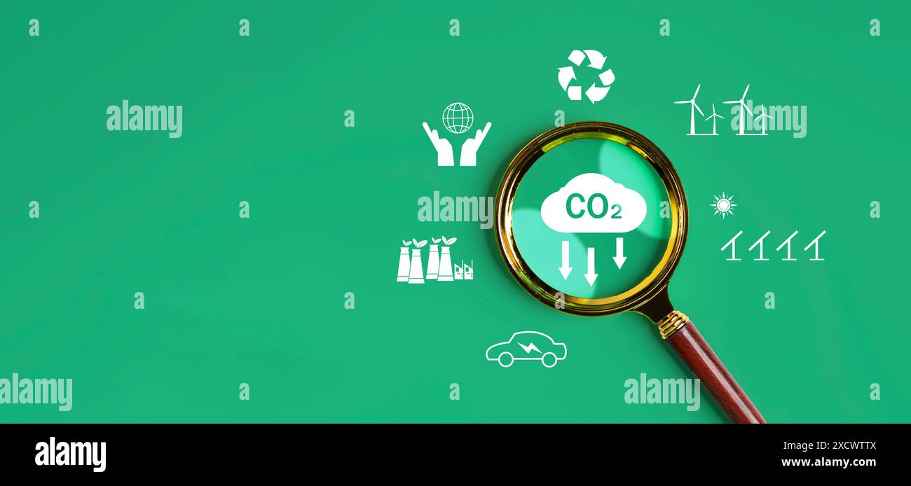 Lupe mit dem Symbol für CO2-Emissionen auf grünem Hintergrund für Klimaänderungen zur Begrenzung der globalen Erwärmung und der nachhaltigen Entwicklung Stockfoto