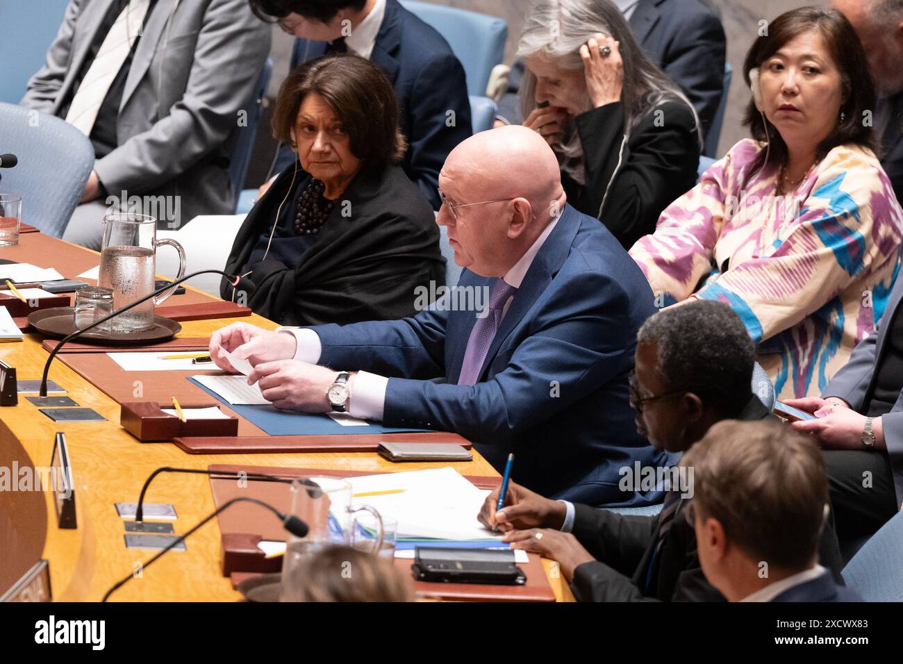 Botschafter Vassily Nebezia von Russland spricht während der Sitzung des Sicherheitsrats zur Wahrung des Friedens und der Sicherheit der Ukraine am 18. Juni 2024 im Hauptquartier der Vereinten Nationen in New York. Auf der Spitze der Sitzung des SC informierte Rosemary DiCarlo, Untergeneralsekretär für politische Angelegenheiten und Friedenskonsolidierung, die Mitglieder über den hochrangigen Gipfel zum Frieden für die Ukraine, der am 15-16. Juni in der Schweiz stattfindet. Der russische Botschafter wiederholte das Ultimatum des russischen Präsidenten W. Putin und forderte die Ukraine zur Kapitulation auf. Der ukrainische Botschafter verglich in seiner Rede dieses Ultimatum mit Forderungen Hitlers Stockfoto