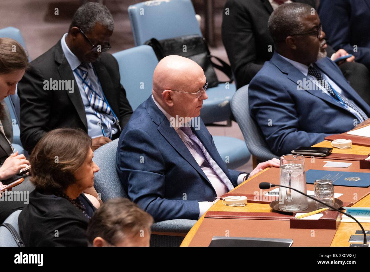 Botschafter Vassily Nebezia aus Russland nimmt am 18. Juni 2024 an der Sitzung des Sicherheitsrats über die Wahrung des Friedens und der Sicherheit der Ukraine im Hauptquartier der Vereinten Nationen in New York Teil. Auf der Spitze der Sitzung des SC informierte Rosemary DiCarlo, Untergeneralsekretär für politische Angelegenheiten und Friedenskonsolidierung, die Mitglieder über den hochrangigen Gipfel zum Frieden für die Ukraine, der am 15-16. Juni in der Schweiz stattfindet. Der russische Botschafter wiederholte das Ultimatum des russischen Präsidenten W. Putin und forderte die Ukraine zur Kapitulation auf. Der ukrainische Botschafter verglich dieses Ultimatum in seiner Rede mit Forderungen Hitlers im Jahr 19 Stockfoto