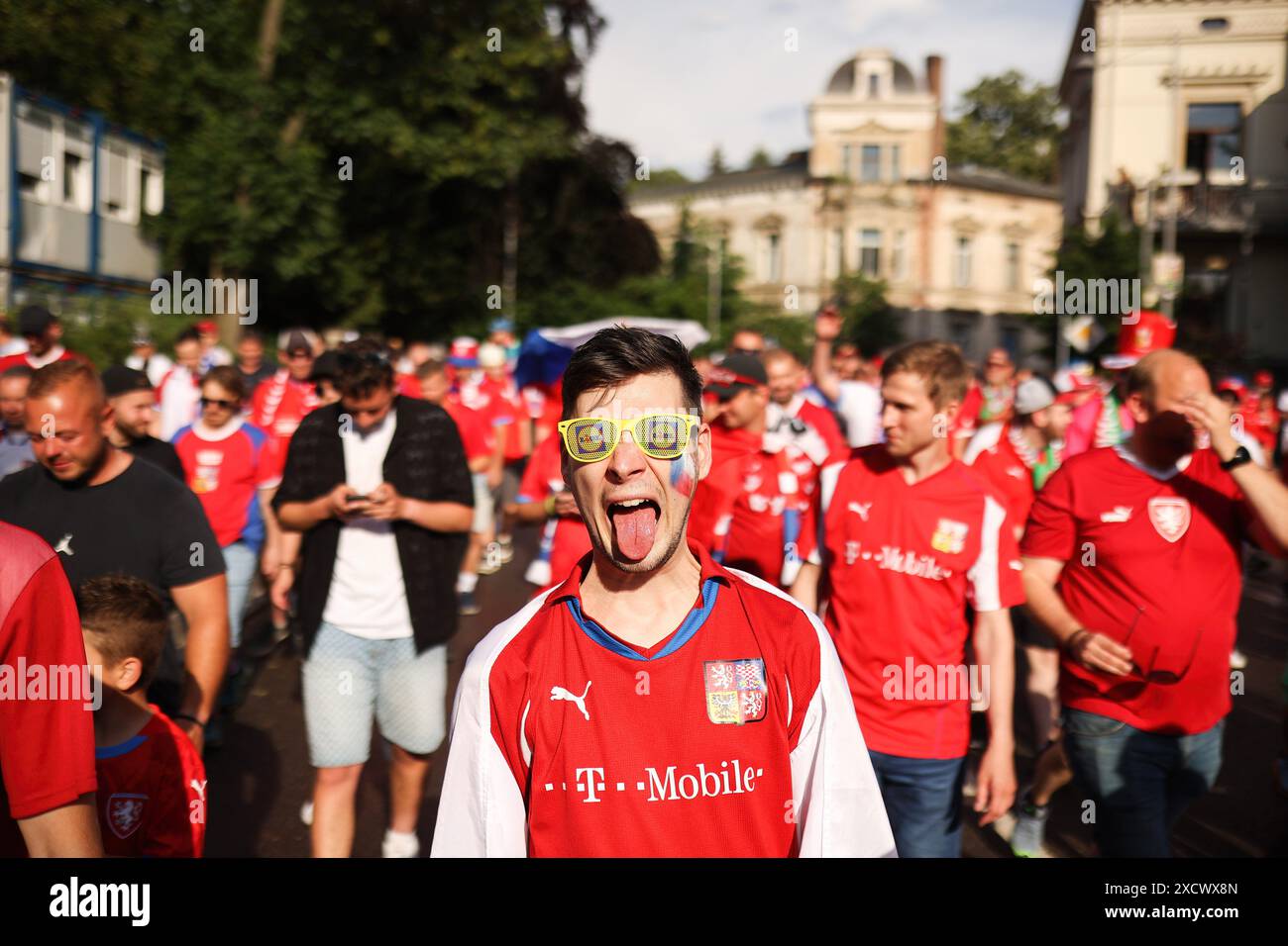 Hamburg, Deutschland. Juni 2024. Die Fans der Tschechischen Republik sind im märz vor dem UEFA Euro 2024-Spiel zwischen Portugal und Tschechien am 18. Juni 2024 in der Red Bull Arena zu sehen (Endstand Portugal 2-1 Tschechische Republik) (Foto: Sergei Mikhailichenko/SOPA Images/SIPA USA). Credit: SIPA USA/Alamy Live News Stockfoto