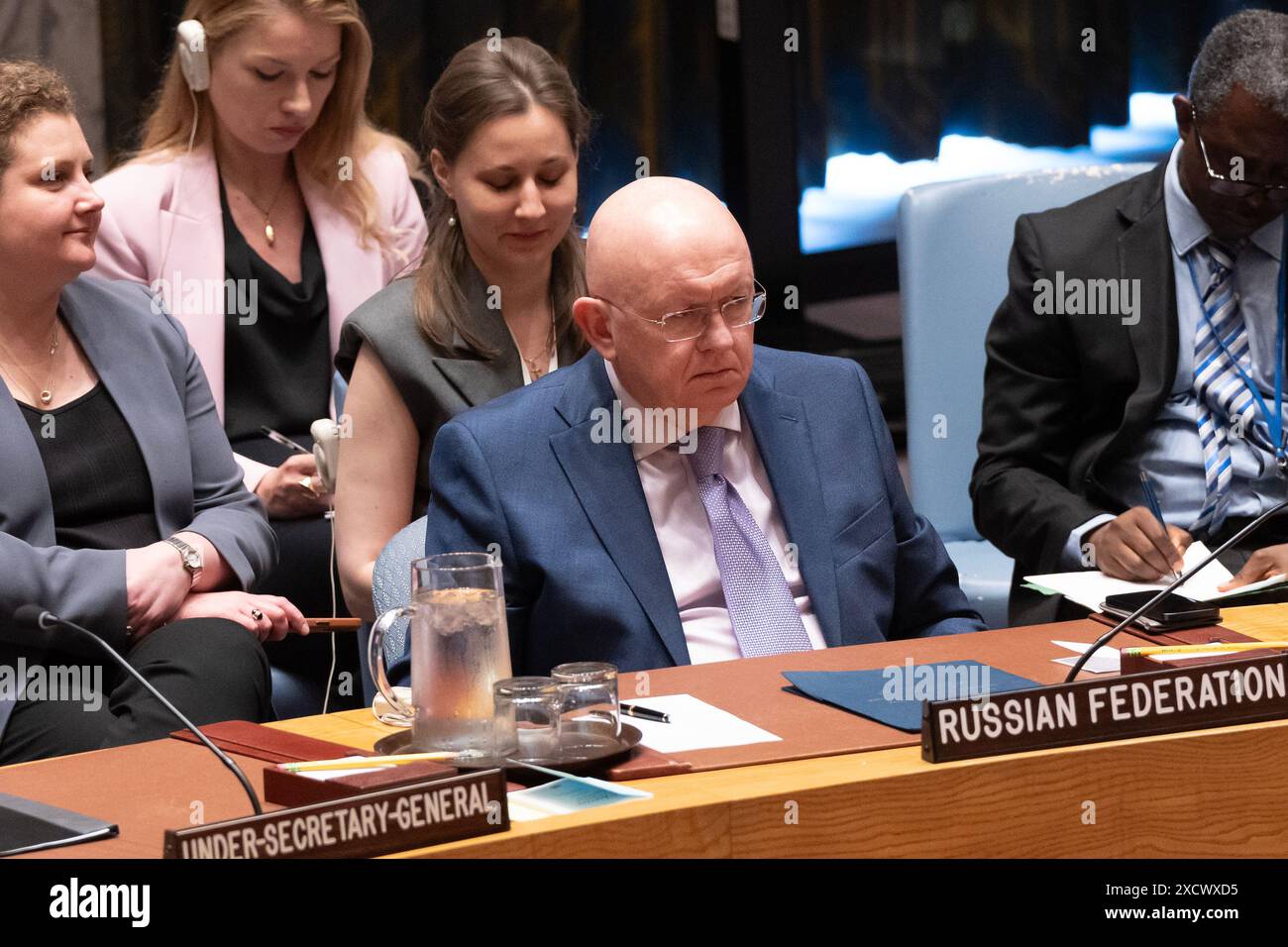 Botschafterin Vassily Nebezia nimmt am 18. Juni 2024 an der Sitzung des Sicherheitsrats über die Wahrung des Friedens und der Sicherheit der Ukraine im Hauptquartier der Vereinten Nationen in New York Teil. Auf der Spitze der Sitzung des SC informierte Rosemary DiCarlo, Untergeneralsekretär für politische Angelegenheiten und Friedenskonsolidierung, die Mitglieder über den hochrangigen Gipfel zum Frieden für die Ukraine, der am 15-16. Juni in der Schweiz stattfindet. Der russische Botschafter wiederholte das Ultimatum des russischen Präsidenten W. Putin und forderte die Ukraine zur Kapitulation auf. Der ukrainische Botschafter verglich dieses Ultimatum in seiner Rede mit Forderungen Hitlers in den Jahren 1938-1939, S. Stockfoto