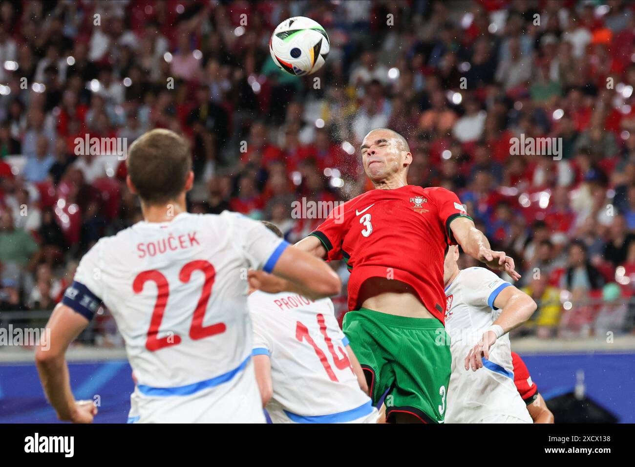 Hamburg, Deutschland. Juni 2024. Kepler Laveran de Lima Ferreira Comm, bekannt als Pepe (2. R) von Portugal, wird am 18. Juni 2024 während des UEFA Euro 2024-Spiels zwischen Portugal und Tschechien in der Red Bull Arena (Endstand Portugal 2-1 Tschechische Republik) in Aktion gesehen Stockfoto